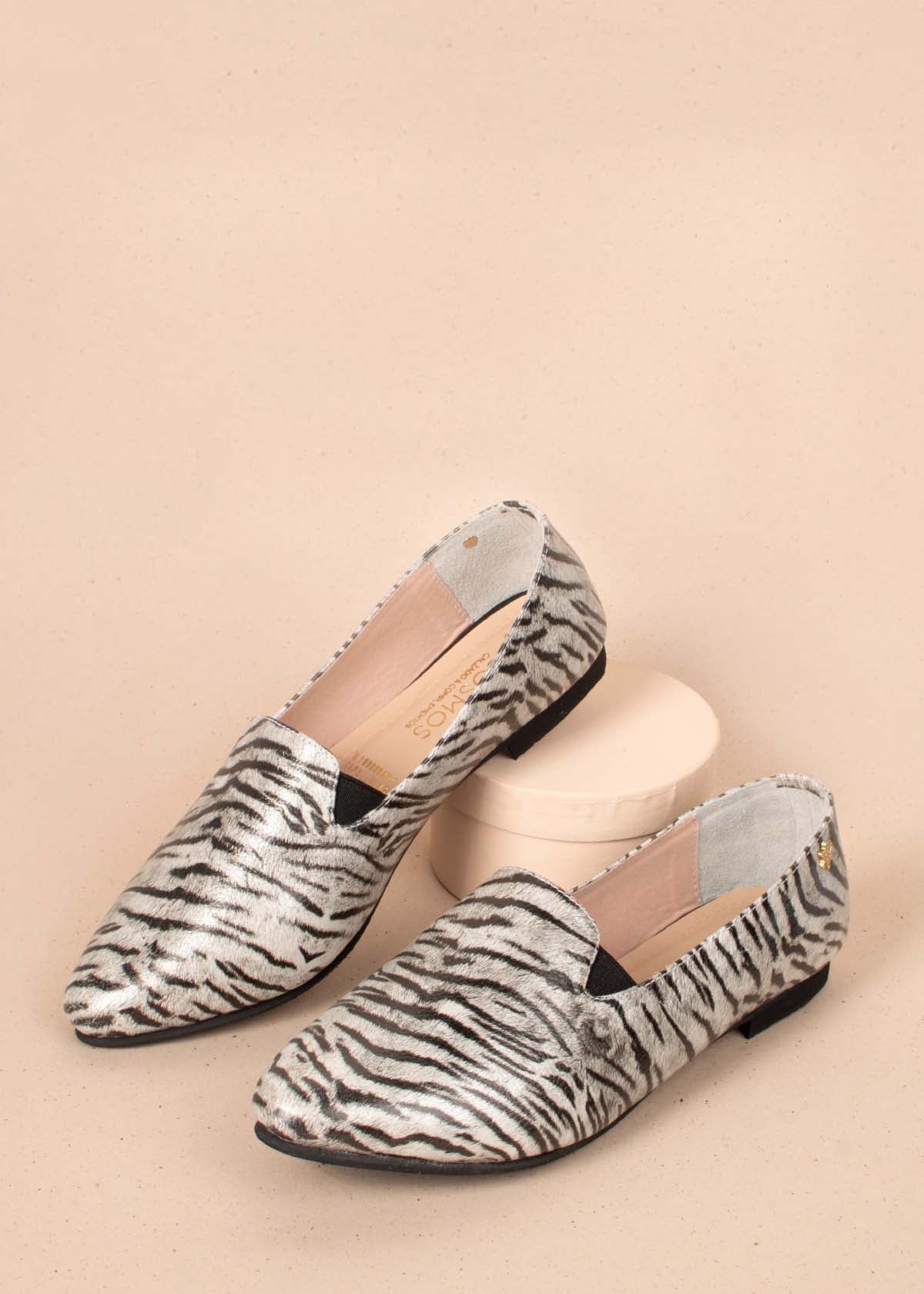 Baletas en cuero color gris con folia animal print 104467