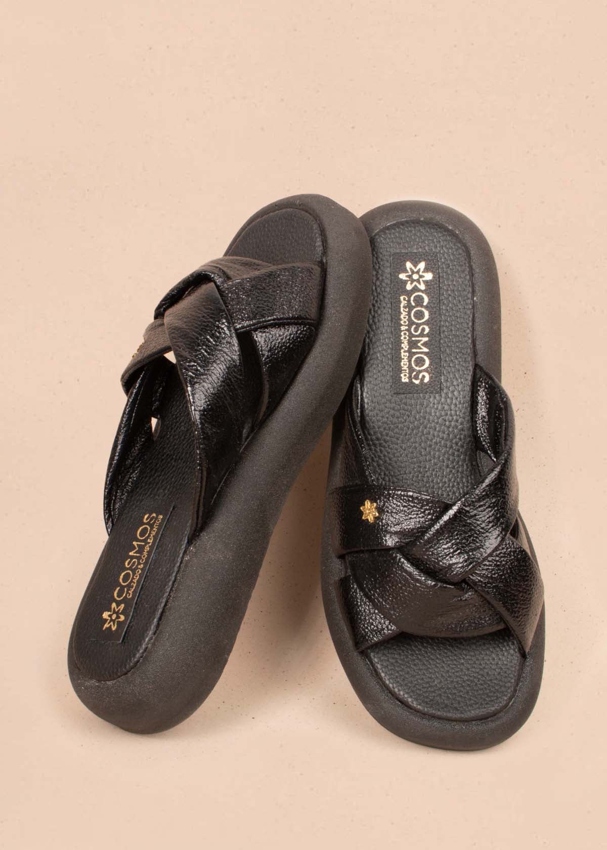 Sandalias planas en cuero color negro con correas cruzadas 104469