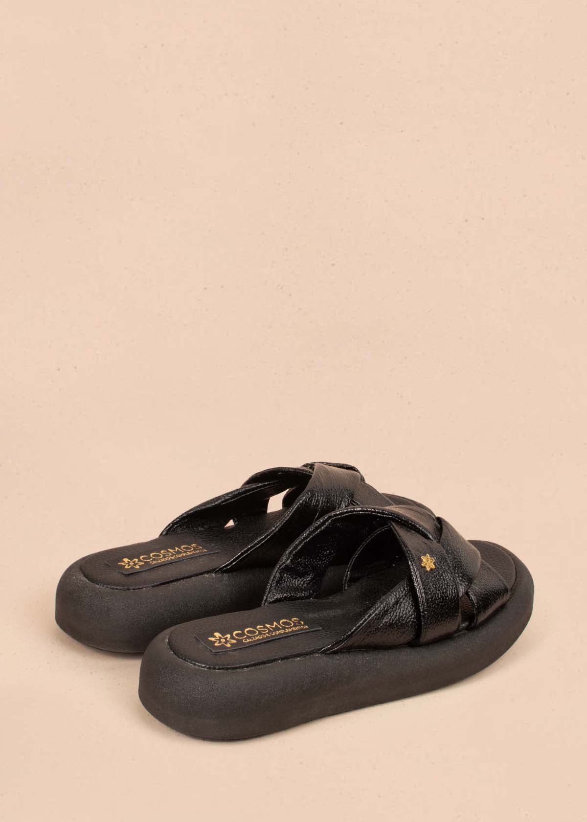 Sandalias planas en cuero color negro con correas cruzadas 104469