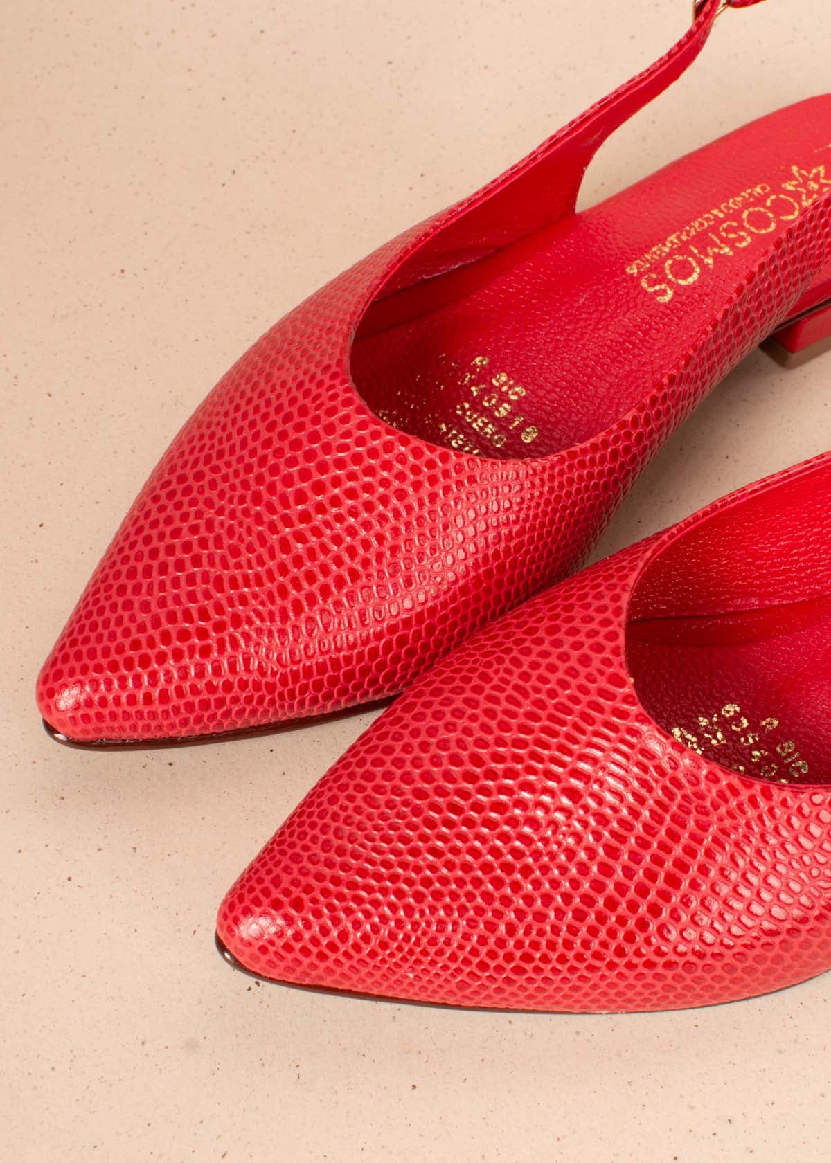 Tacones trabilla en cuero color rojo con textura tipo croco 104495