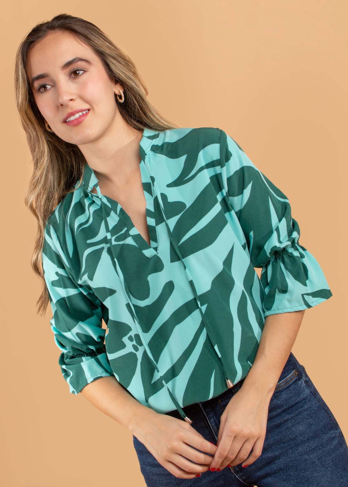 Blusa color aguamarina con estampado y moño ajustable en cuello 104498