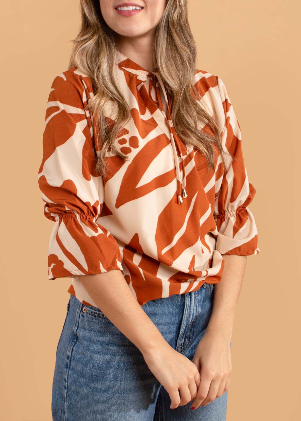 Blusa color terracota con estampado y moño ajustable en cuello 104498