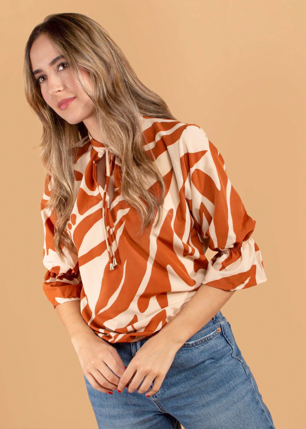 Blusa color terracota con estampado y moño ajustable en cuello 104498