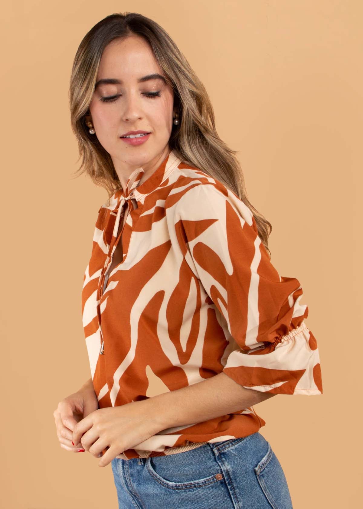 Blusa color terracota con estampado y moño ajustable en cuello 104498