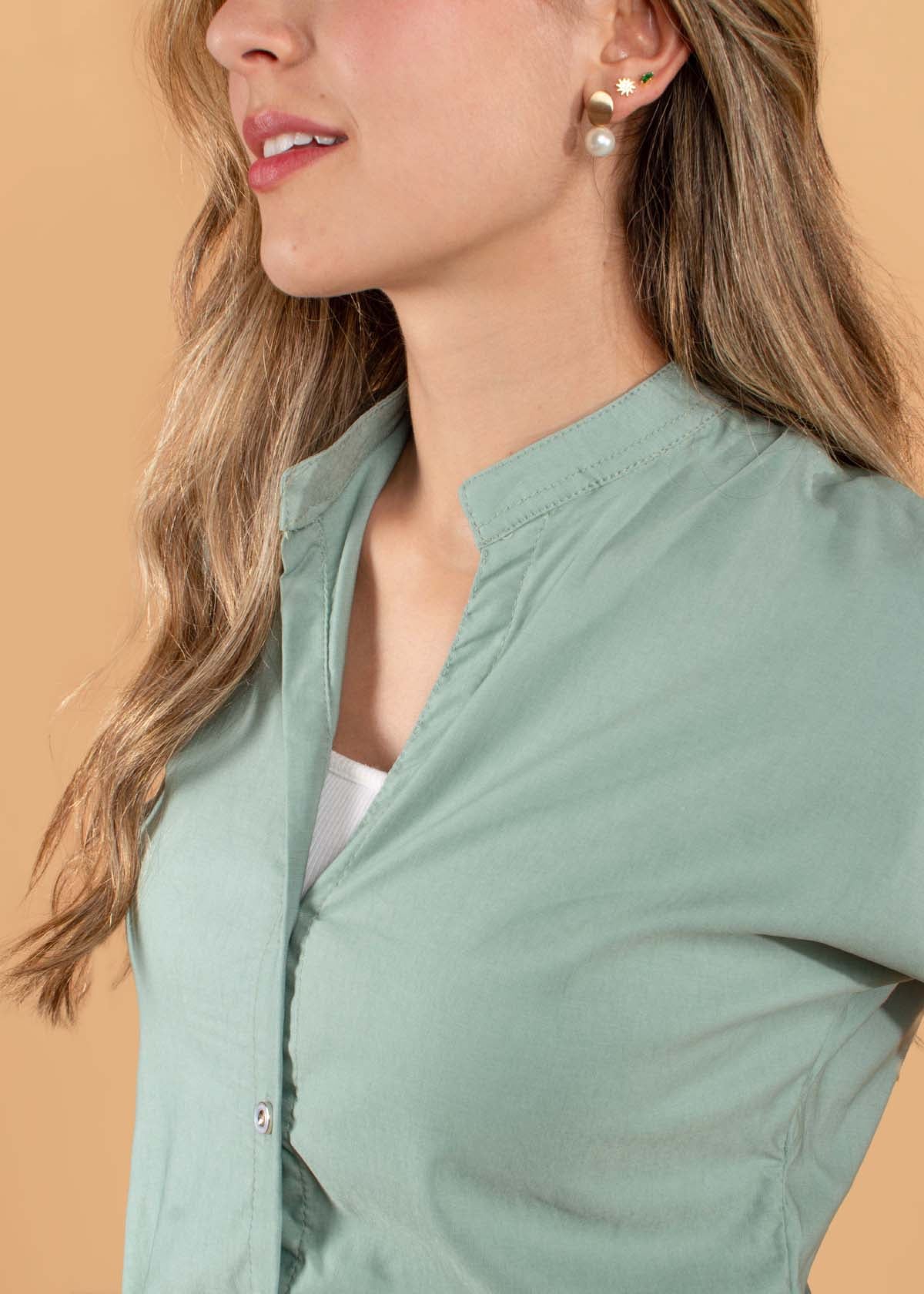 Blusa color verde con moño en cintura y cuello en v 104503