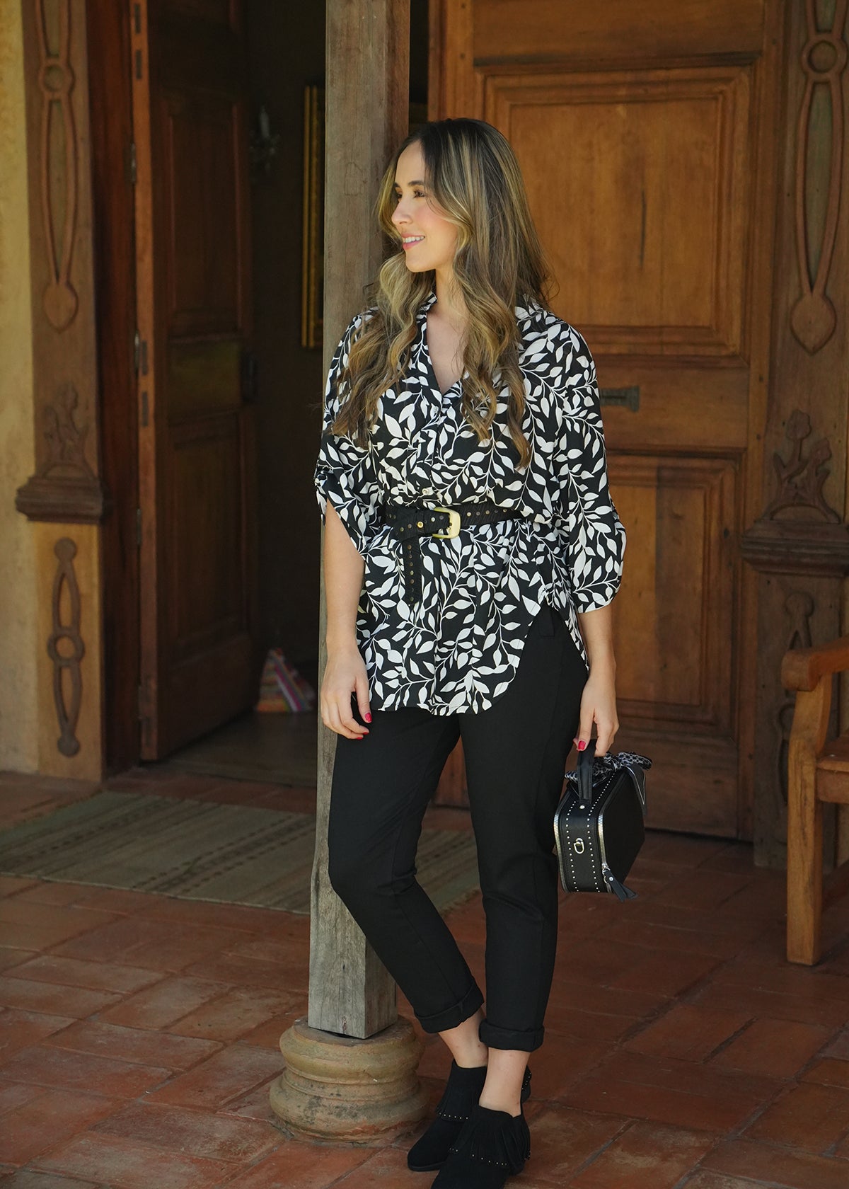 Blusa color negro con estampado floral 104505