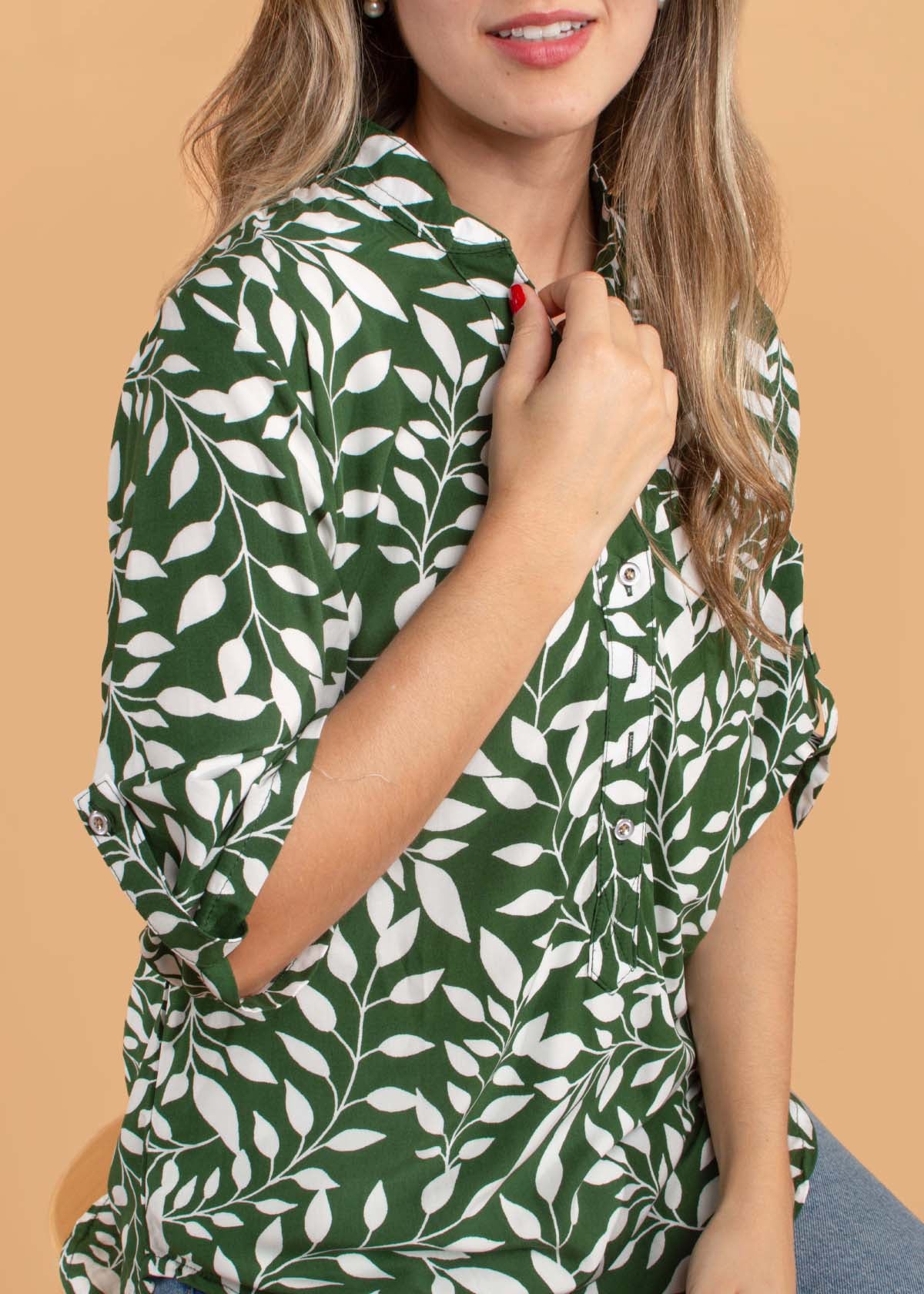 Blusa color verde con estampado floral 104505