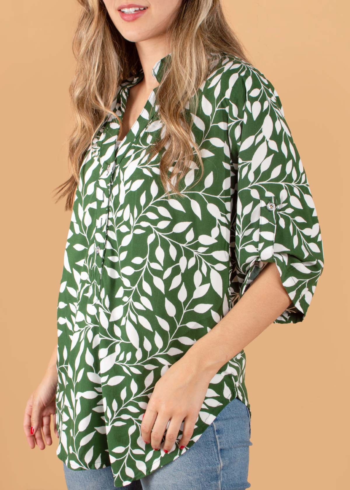 Blusa color verde con estampado floral 104505