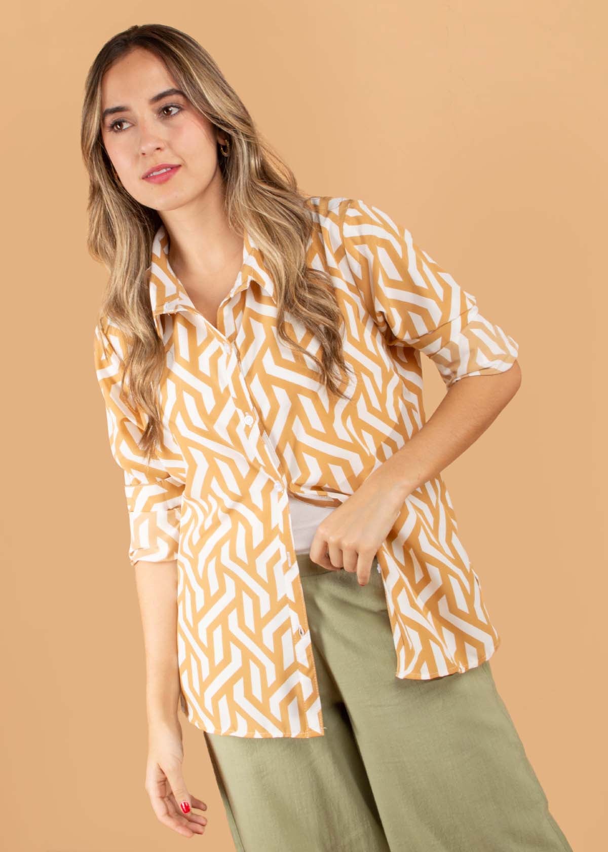 Blusa color camel con estampado 104506