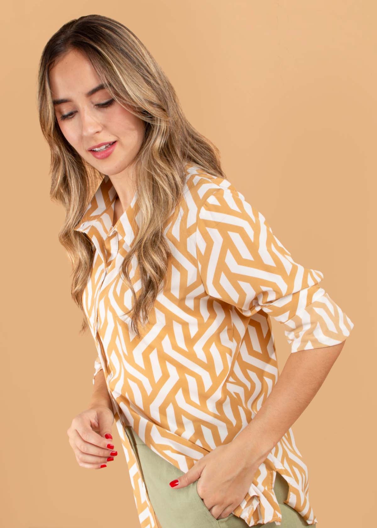 Blusa color camel con estampado 104506