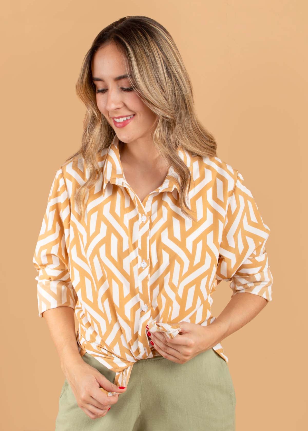 Blusa color camel con estampado 104506