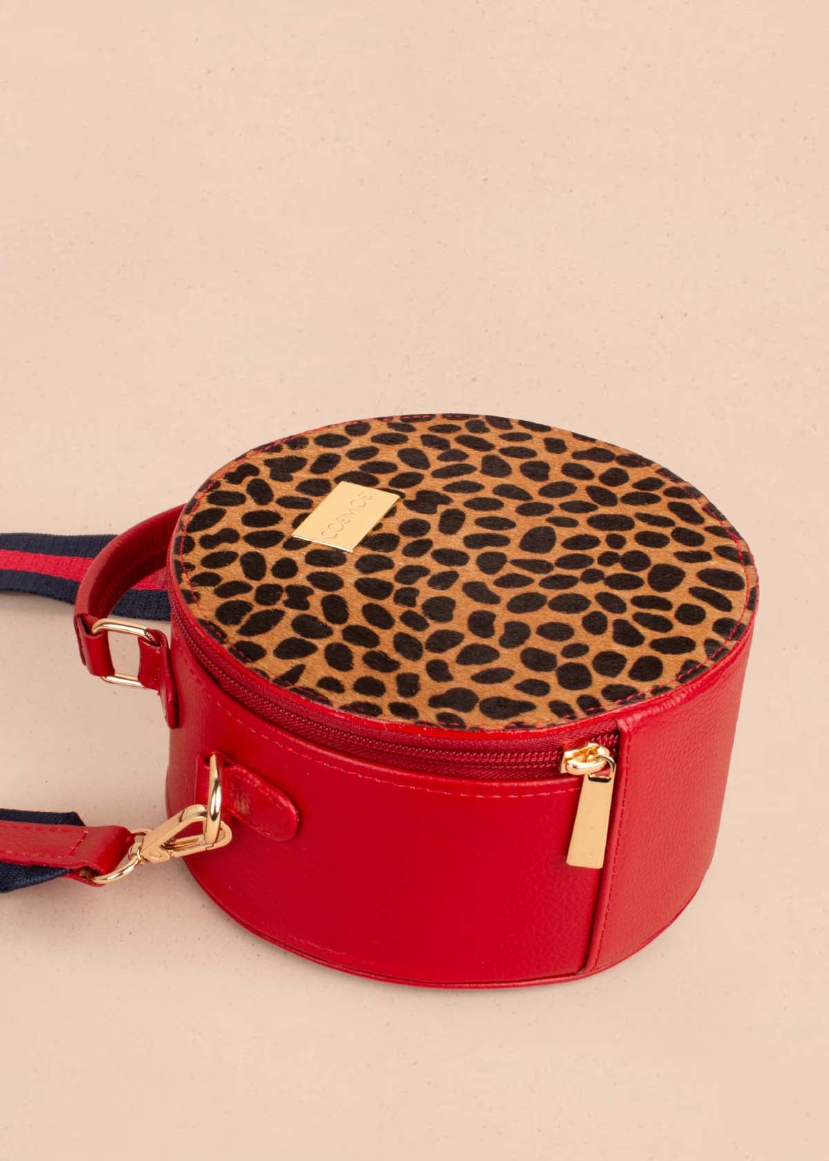 Bolso tipo bandolera en cuero color rojo y cuero con pelo animal print 104518