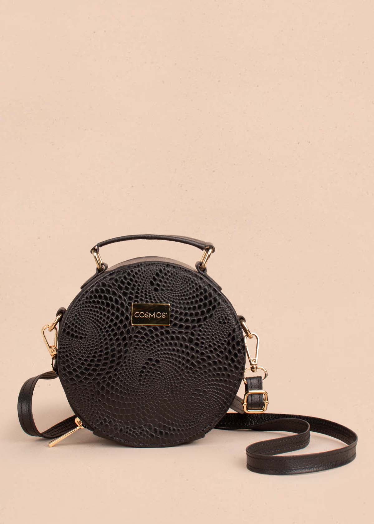 Bolso tipo bandolera en cuero color negro con textura croco 104519