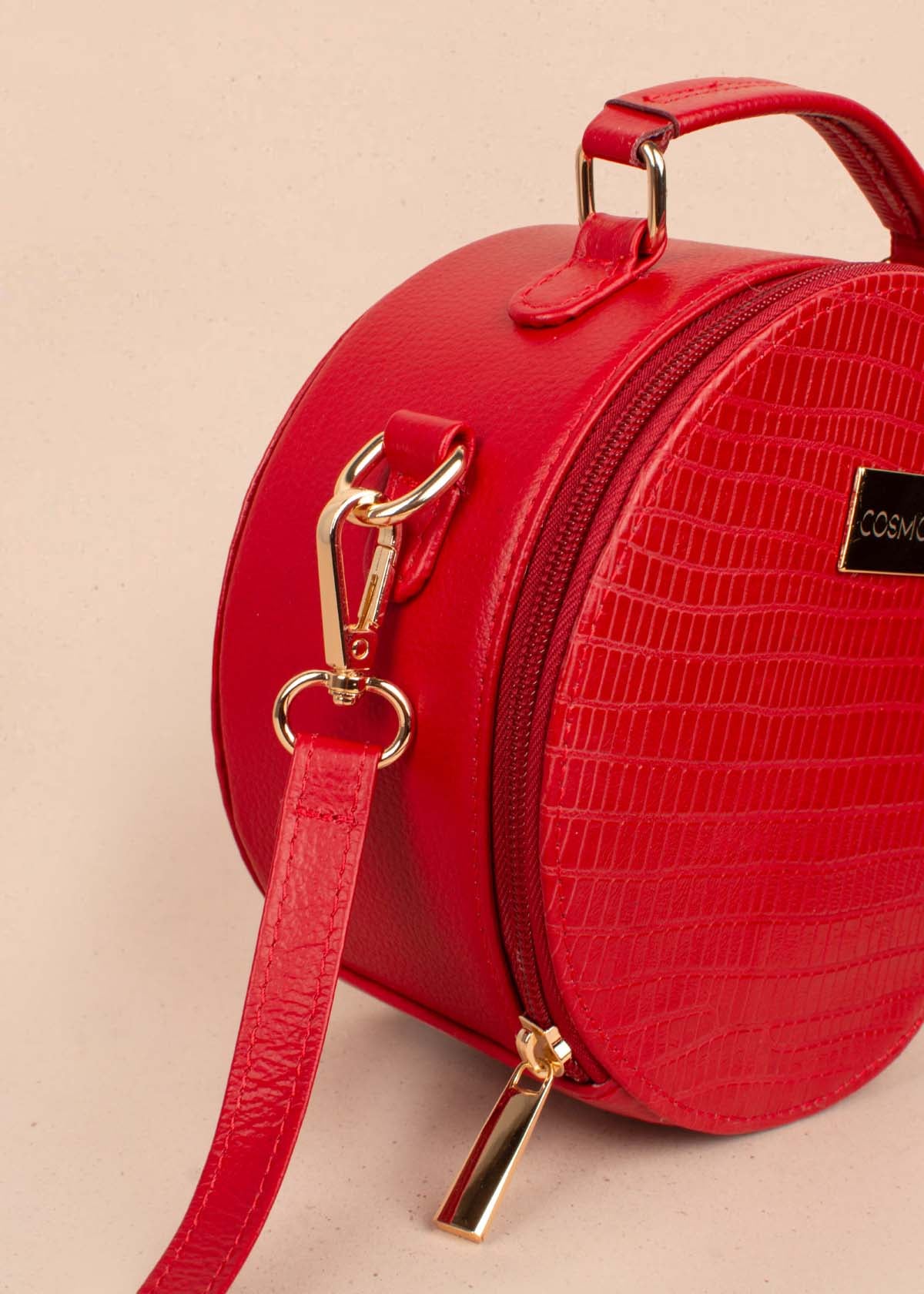 Bolso tipo bandolera en cuero color rojo con textura croco 104519