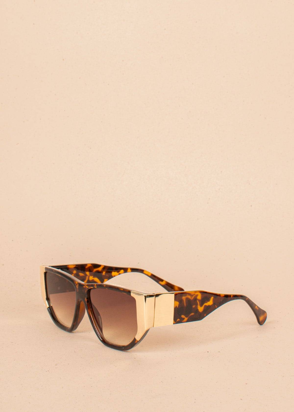 Gafas de sol color animal print con marco geométrico y detalles dorados 104522