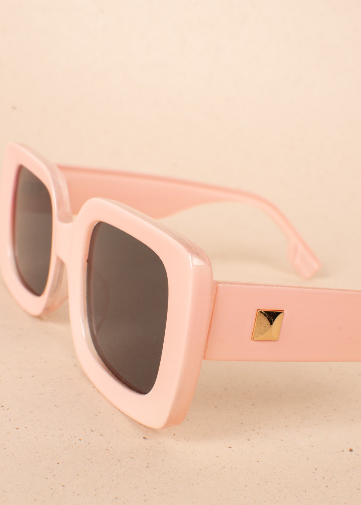 Gafas de sol color rosado con marco rectangular 104523