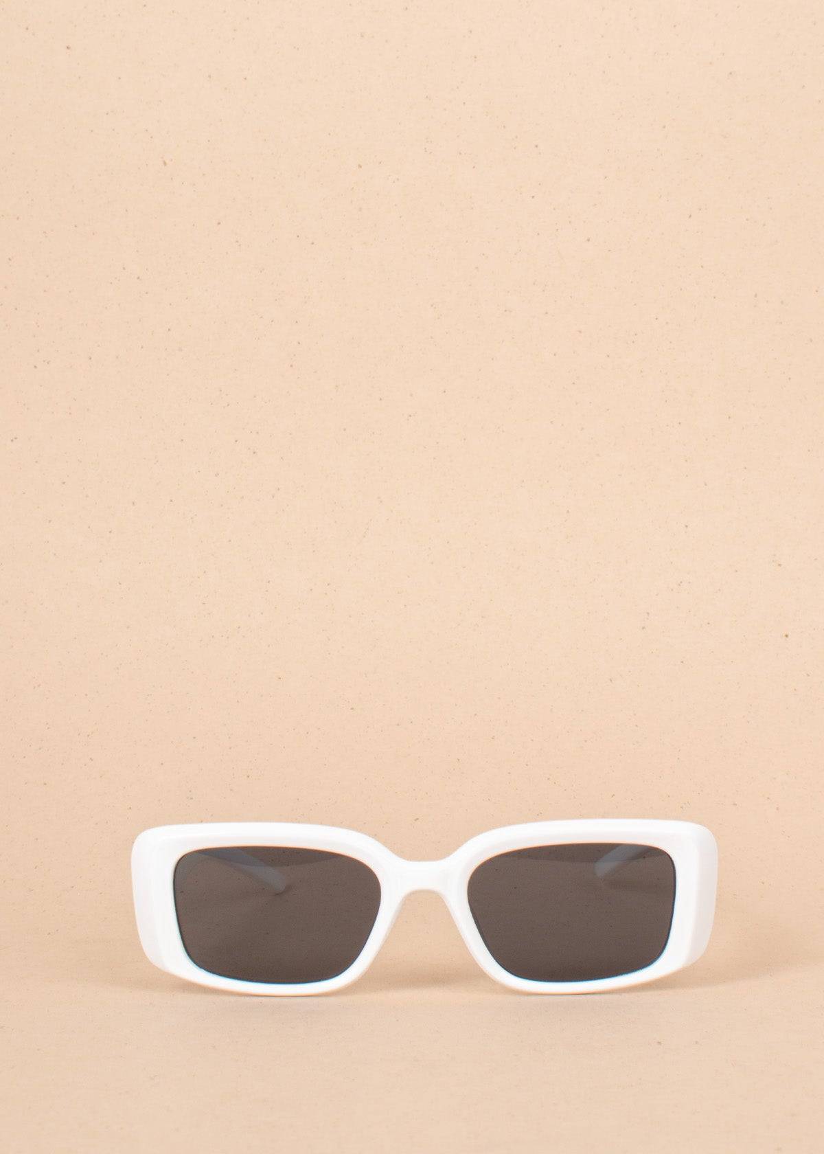 Gafas de sol color blanco con marco rectangular y detalles plateados 104524