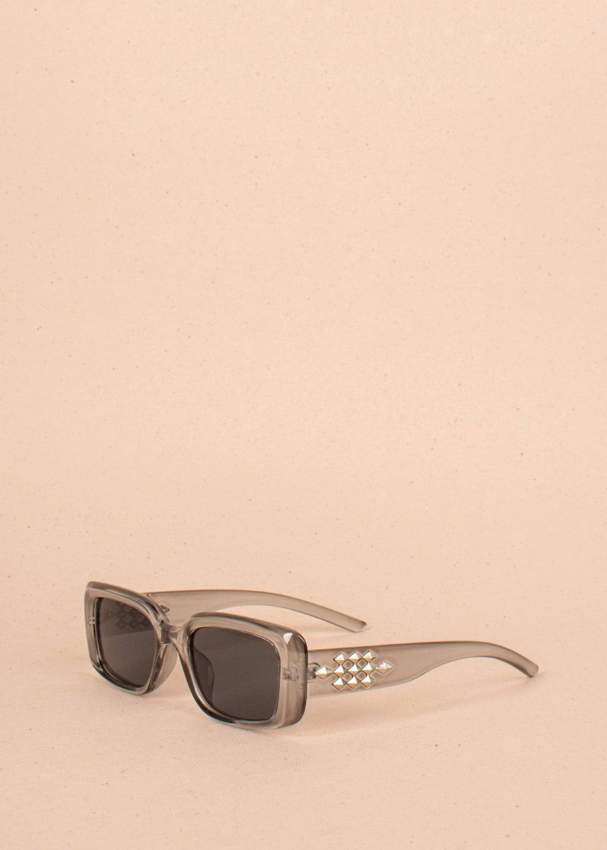 Gafas de sol color gris con marco rectangular y detalles plateados 104524