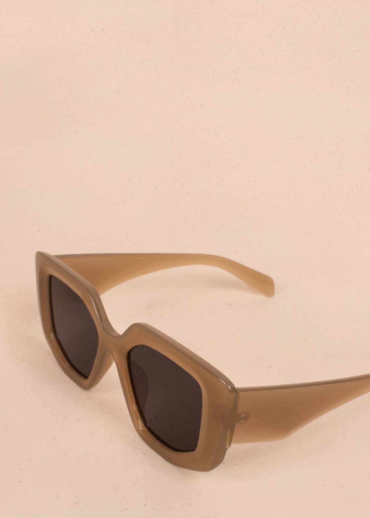 Gafas de sol color taupe con marco cuadrado 104531