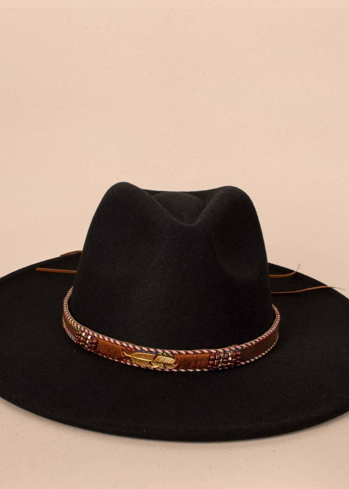 Sombrero en fieltro color negro con correa decorativa 104547