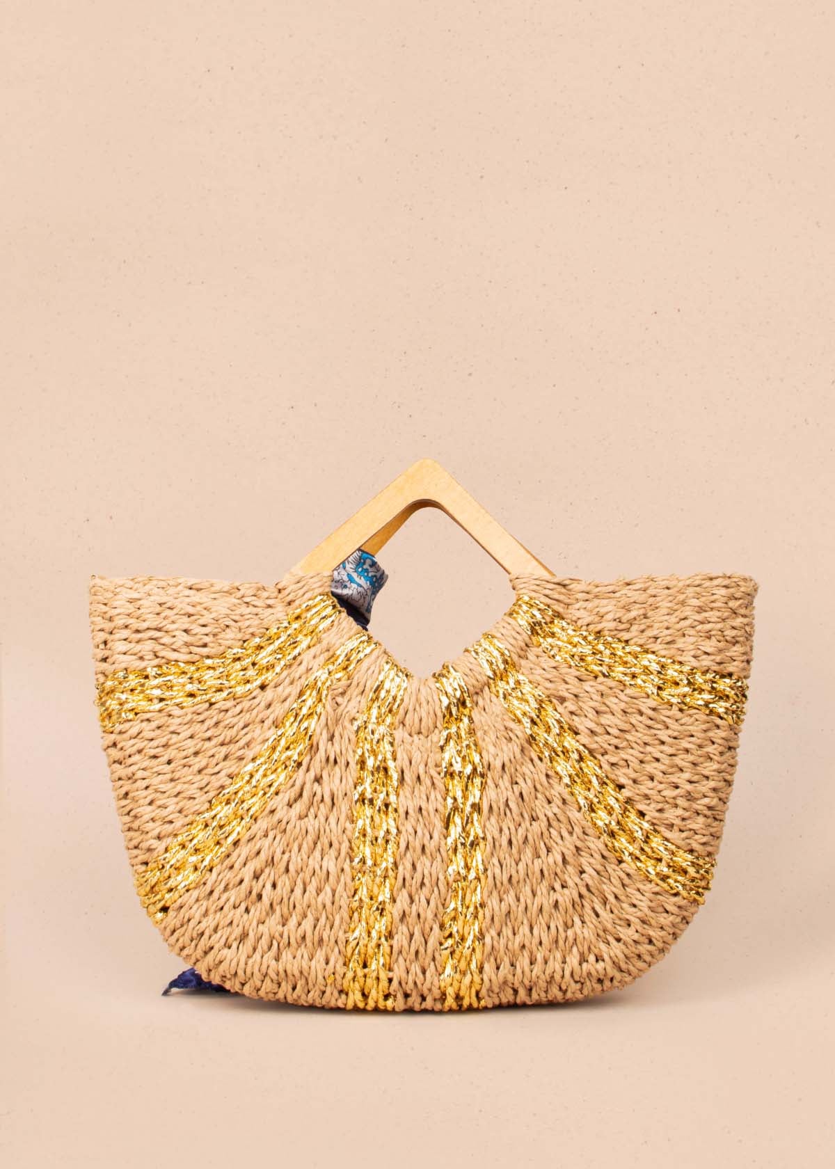 Bolso tipo canasto tejido color camel con líneas doradas y pañoleta 104551