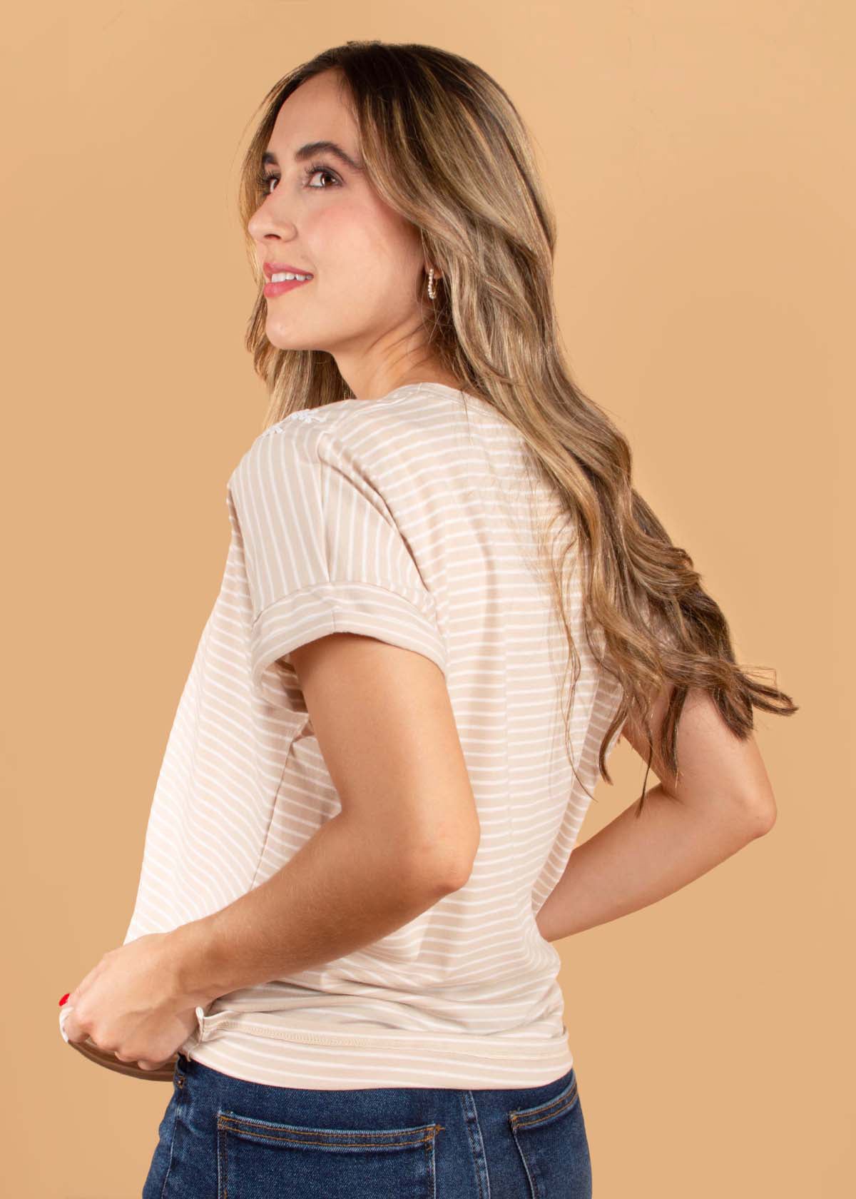 Camiseta color beige con estampado de rayas y encaje 104566