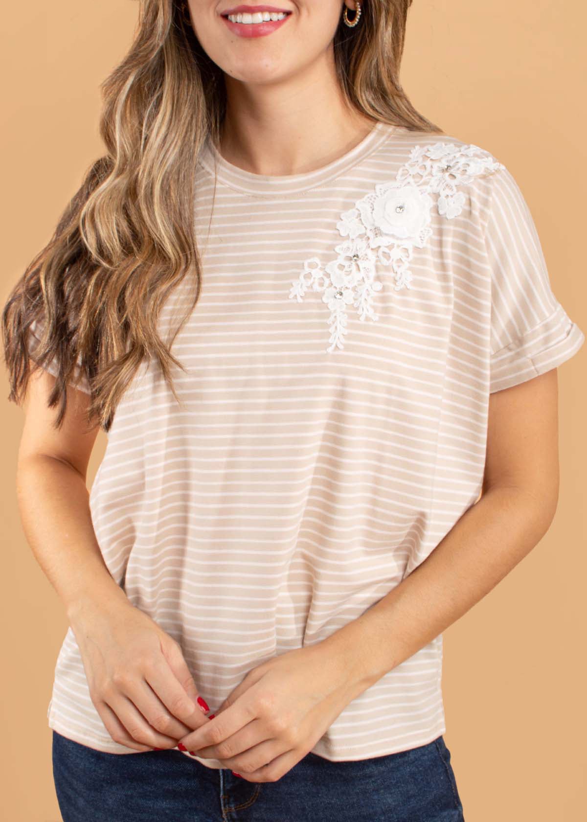 Camiseta color beige con estampado de rayas y encaje 104566