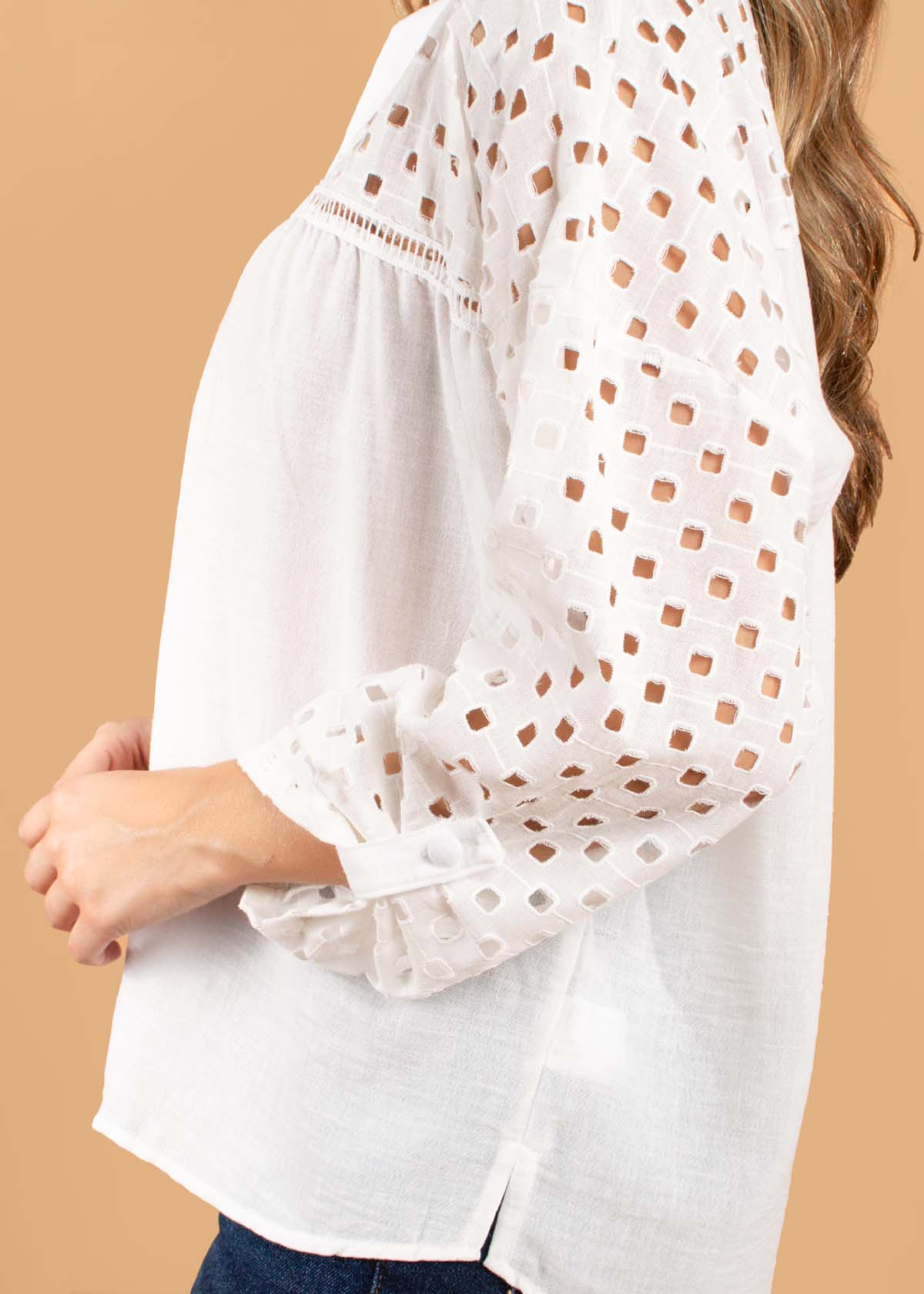 Blusa color blanco con ojalillo en mangas 104573