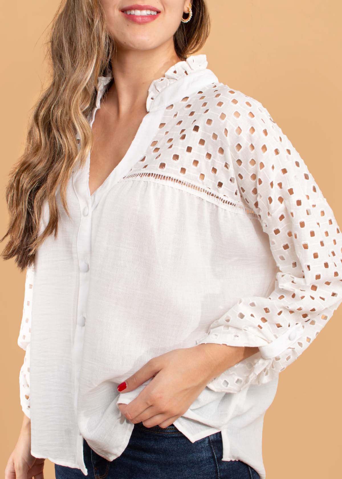 Blusa color blanco con ojalillo en mangas 104573