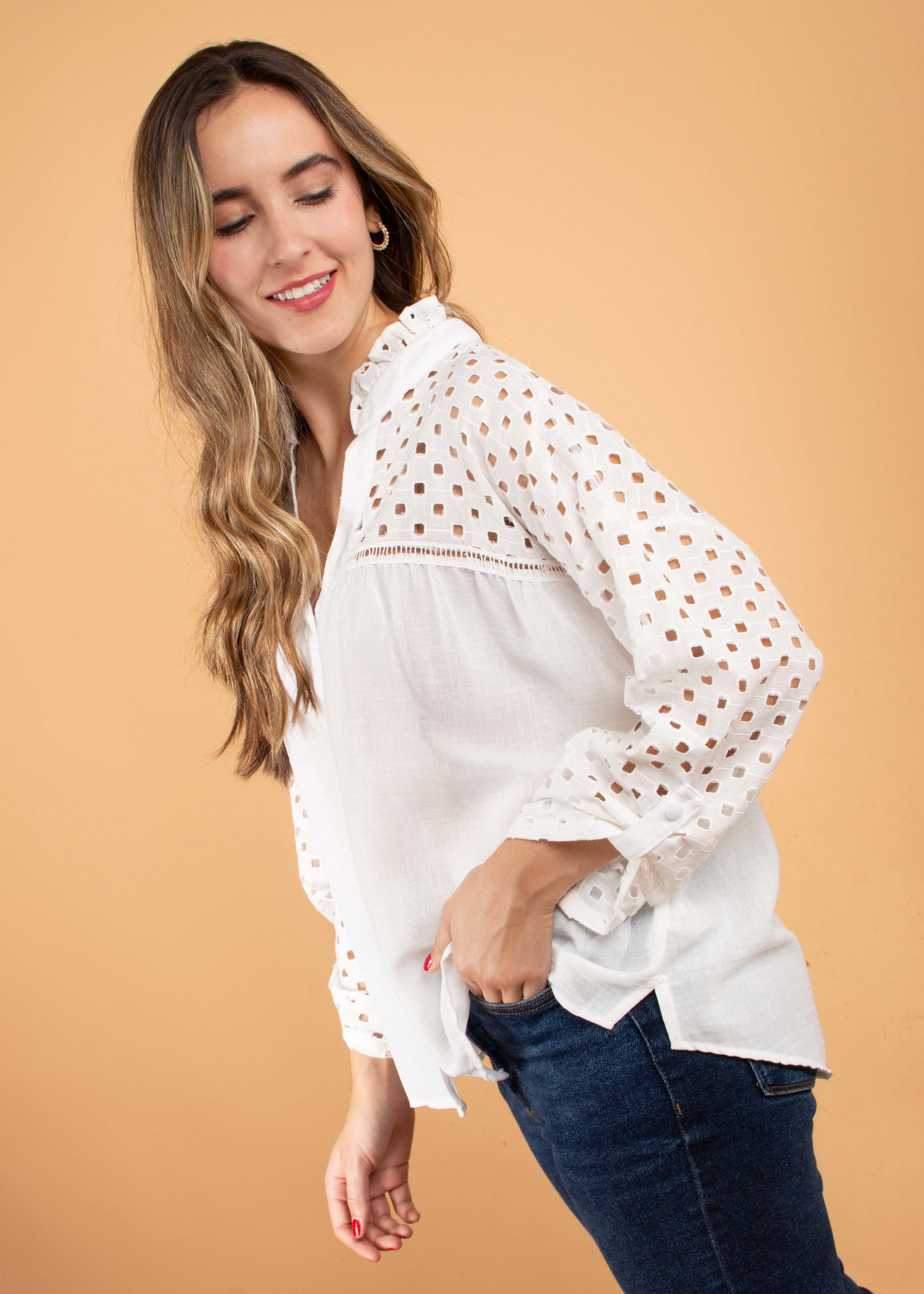 Blusa color blanco con ojalillo en mangas 104573