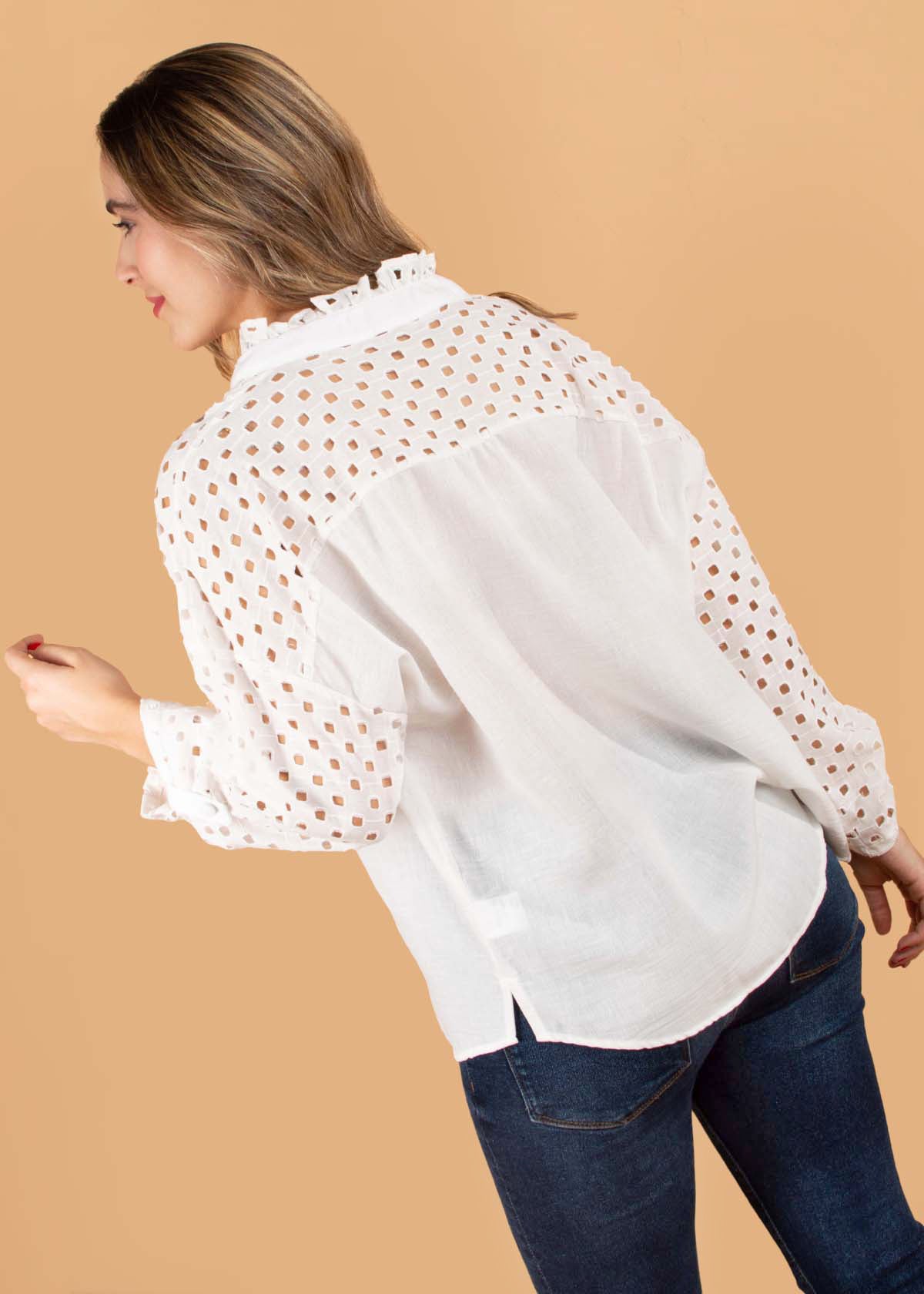 Blusa color blanco con ojalillo en mangas 104573