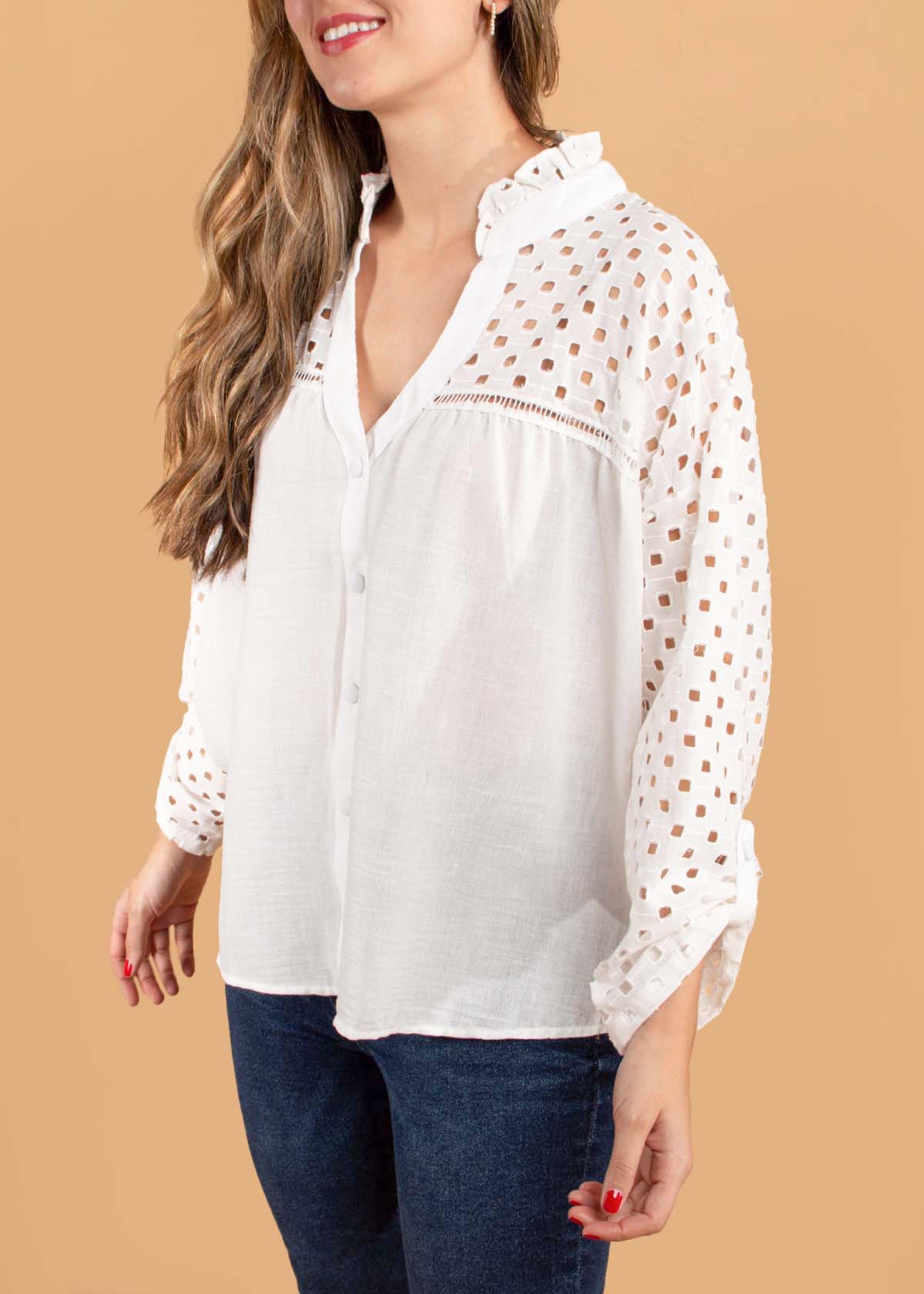 Blusa color blanco con ojalillo en mangas 104573