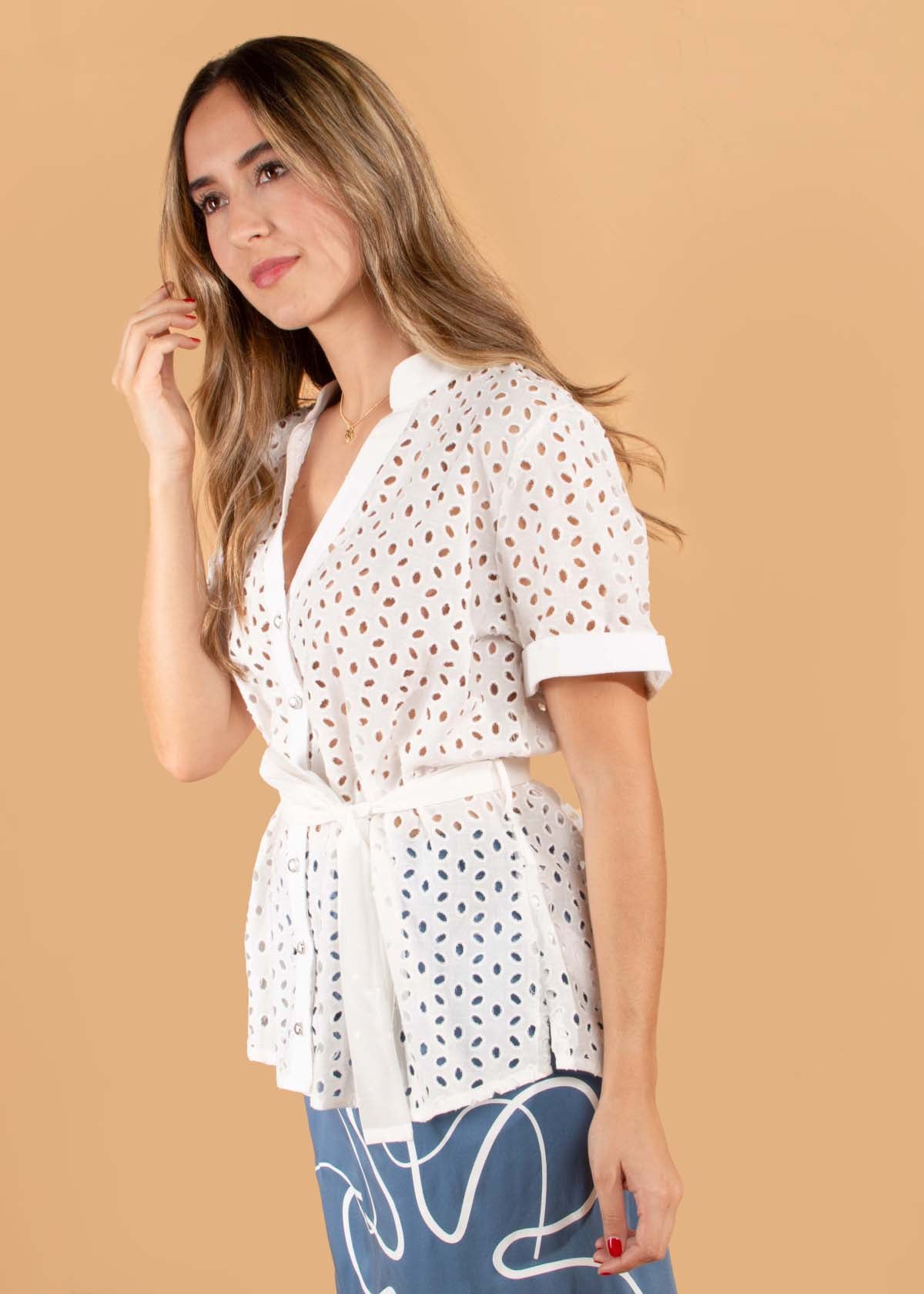 Blusa de ojalillo color blanco con correa 104575