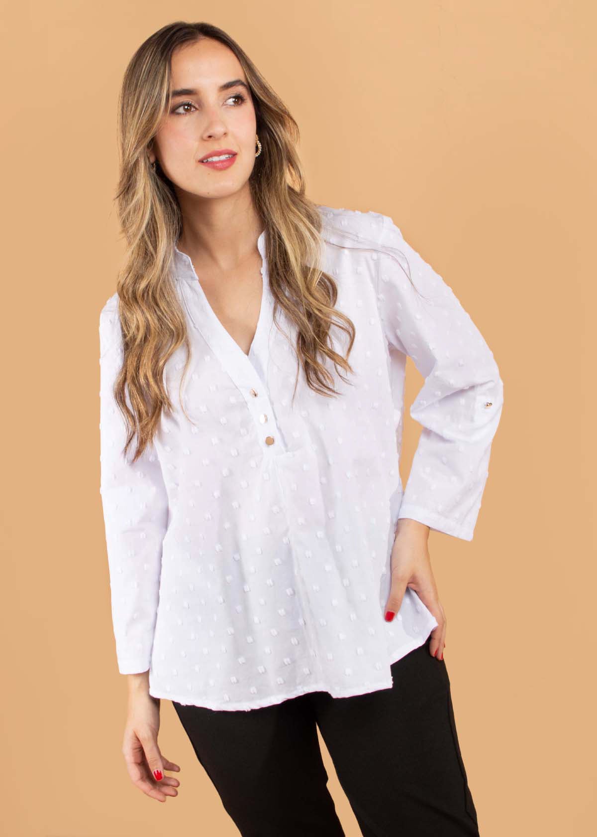 Blusa color blanco con textura y cuello en v 104576