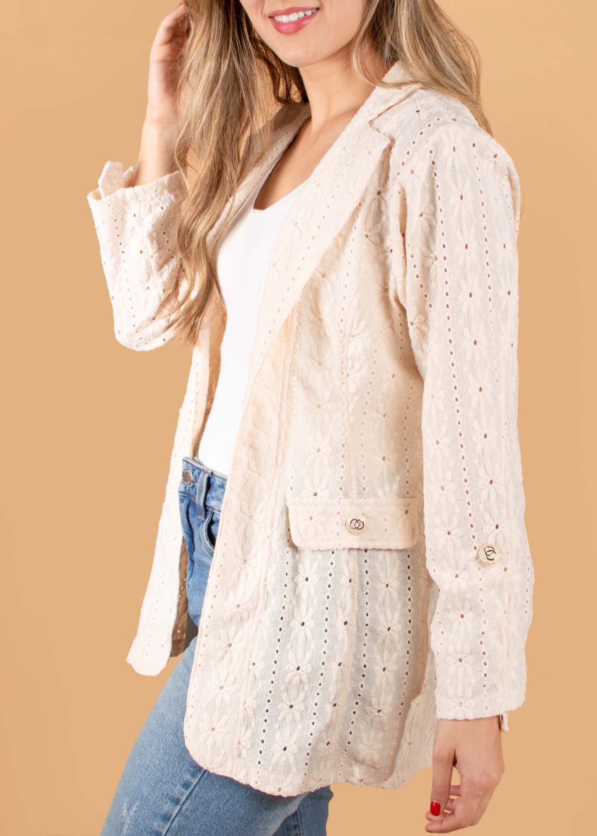 Chaqueta de ojalillo color beige 104577