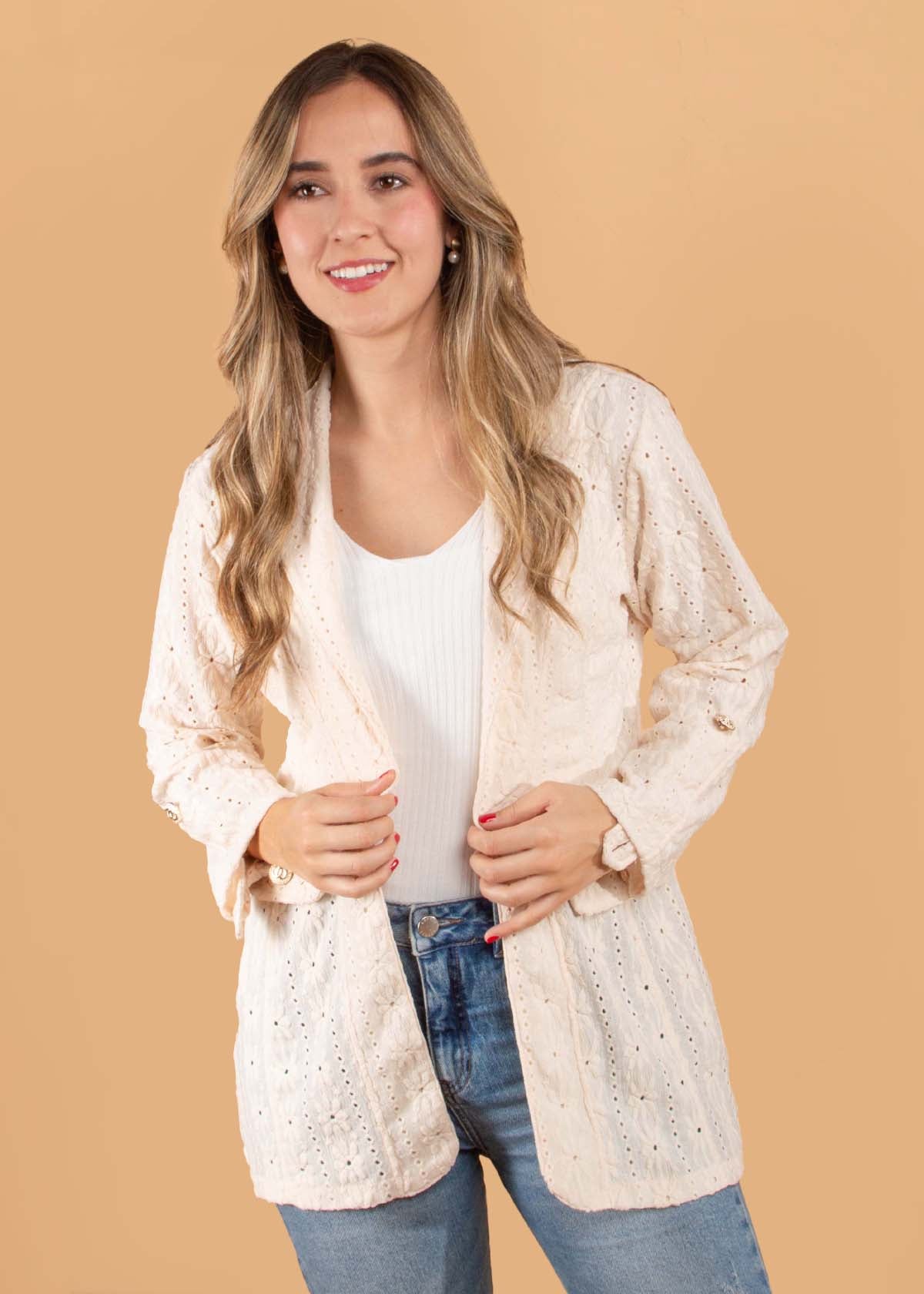 Chaqueta de ojalillo color beige 104577