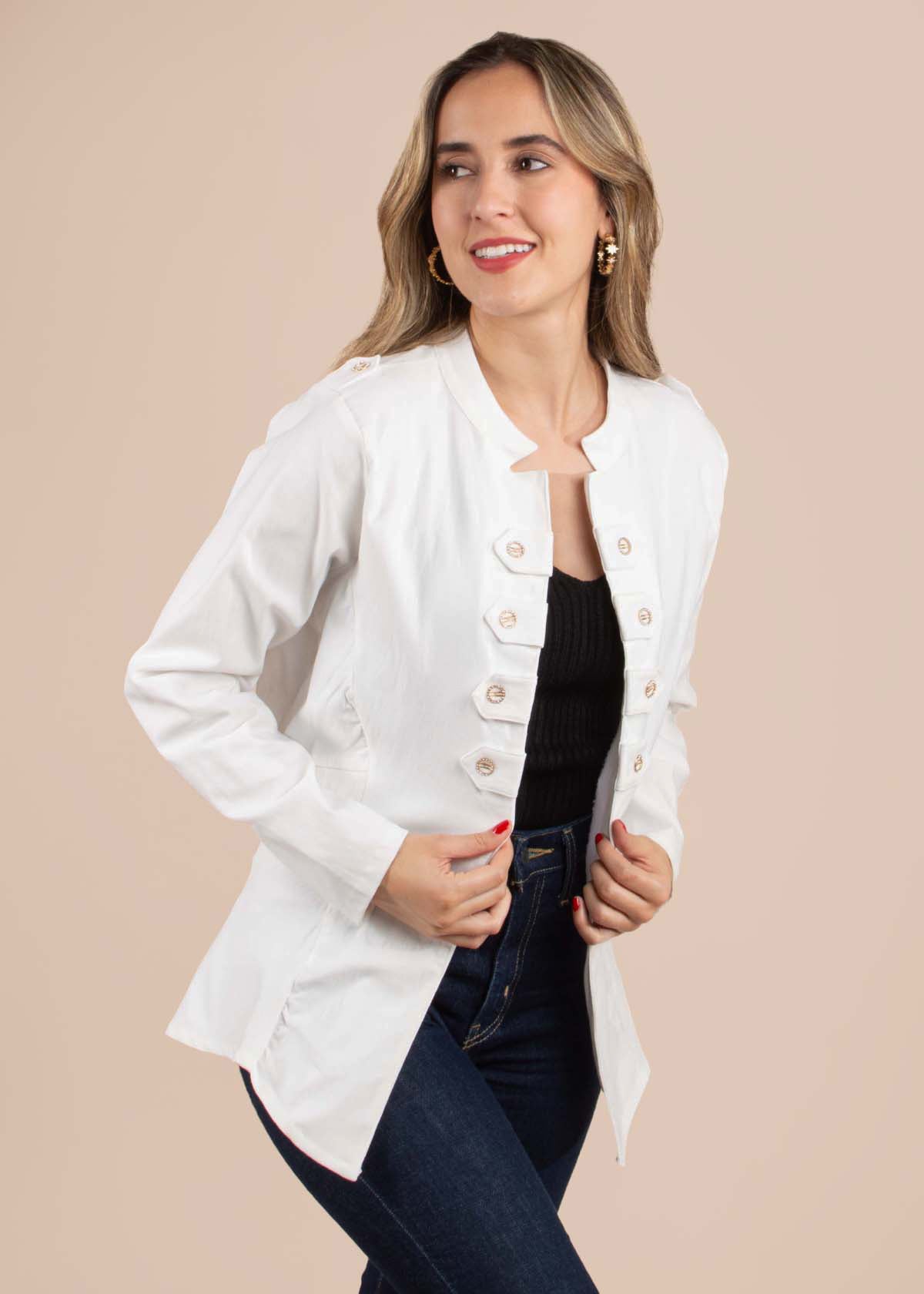 Chaqueta color beige con botones 104580