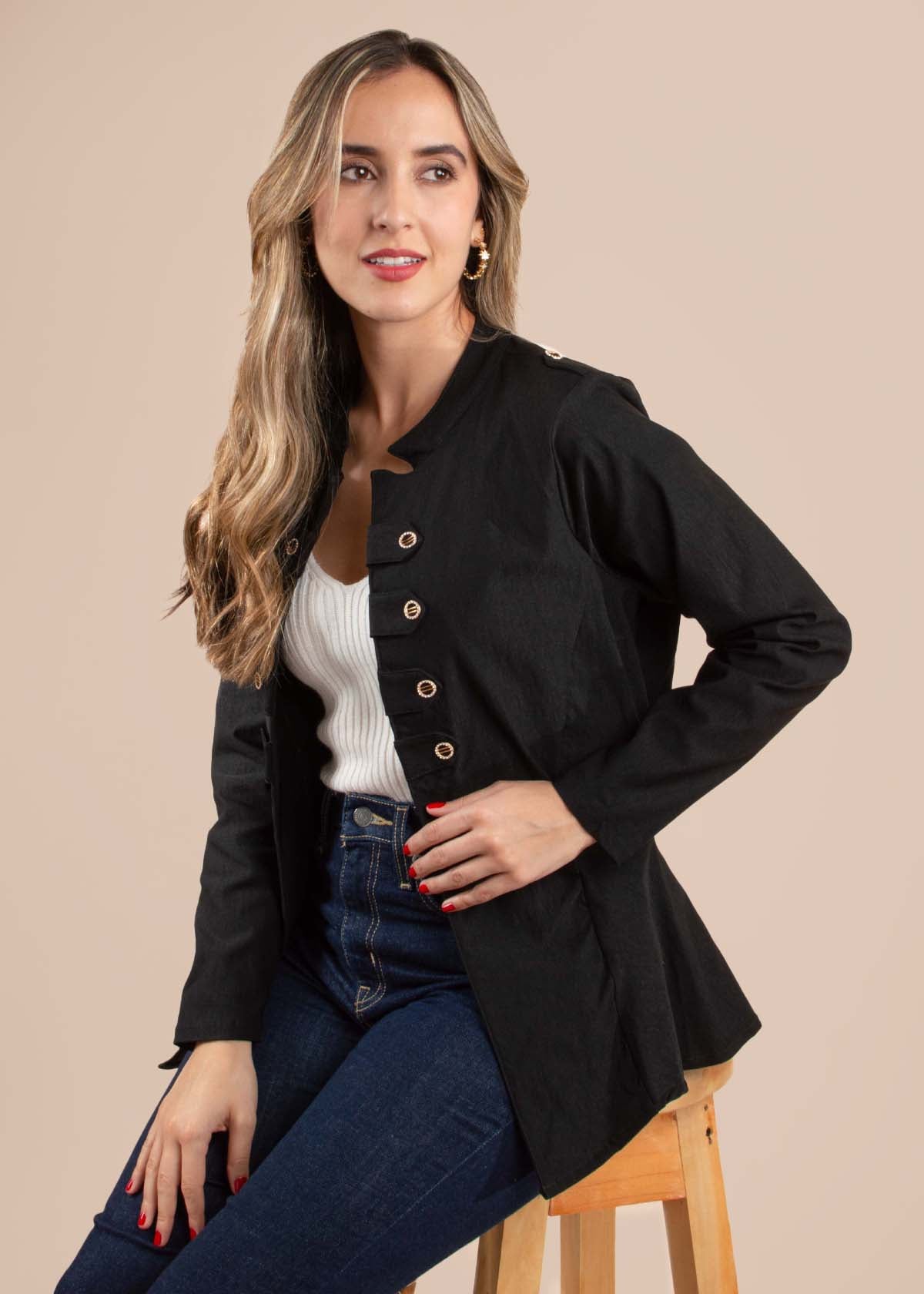 Chaqueta color negro con botones 104580