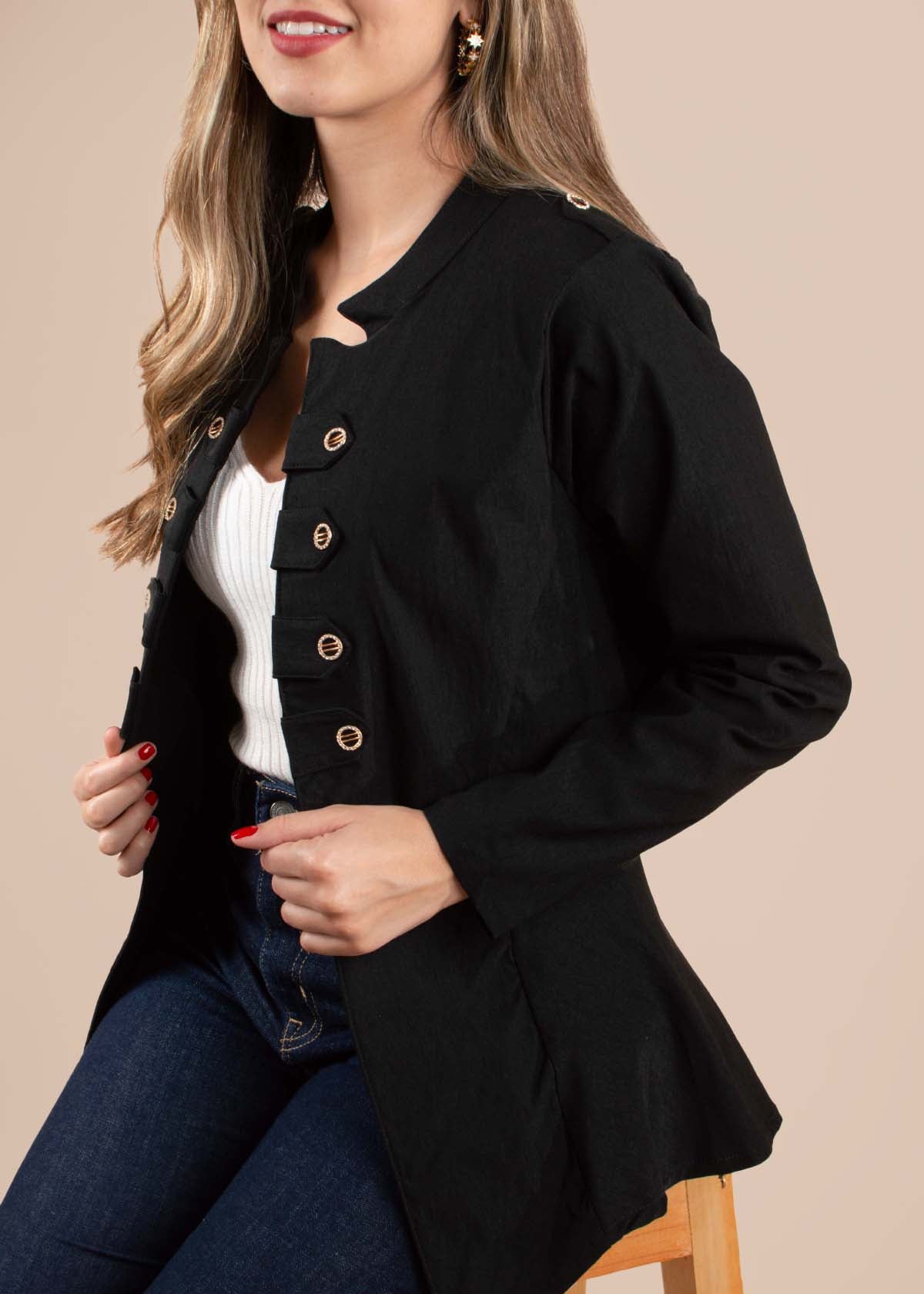 Chaqueta color negro con botones 104580