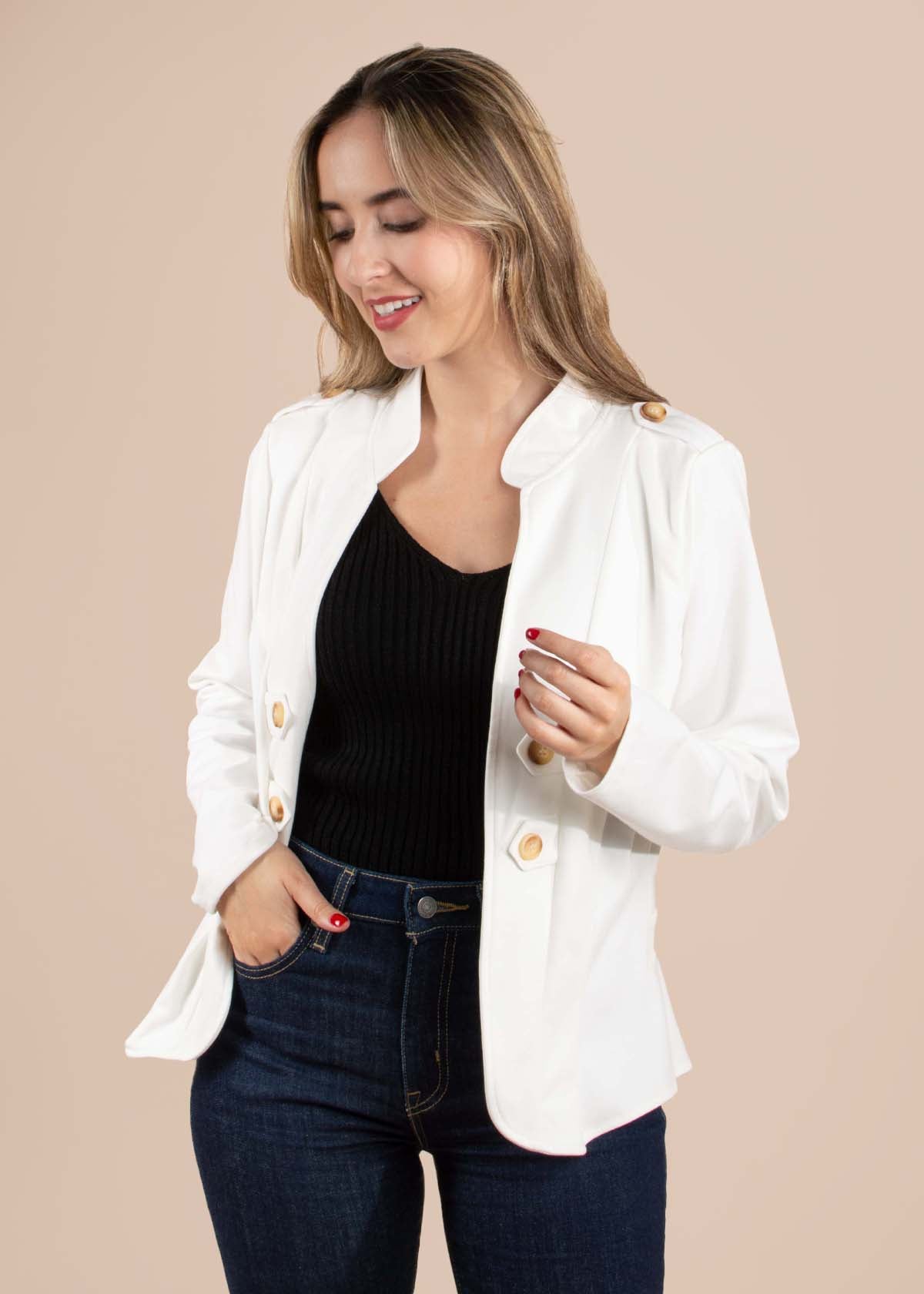 Chaqueta clásica color blanco con botones 104582