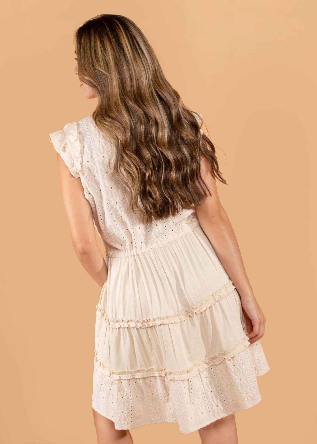 Vestido corto color beige con ojalillo 104583