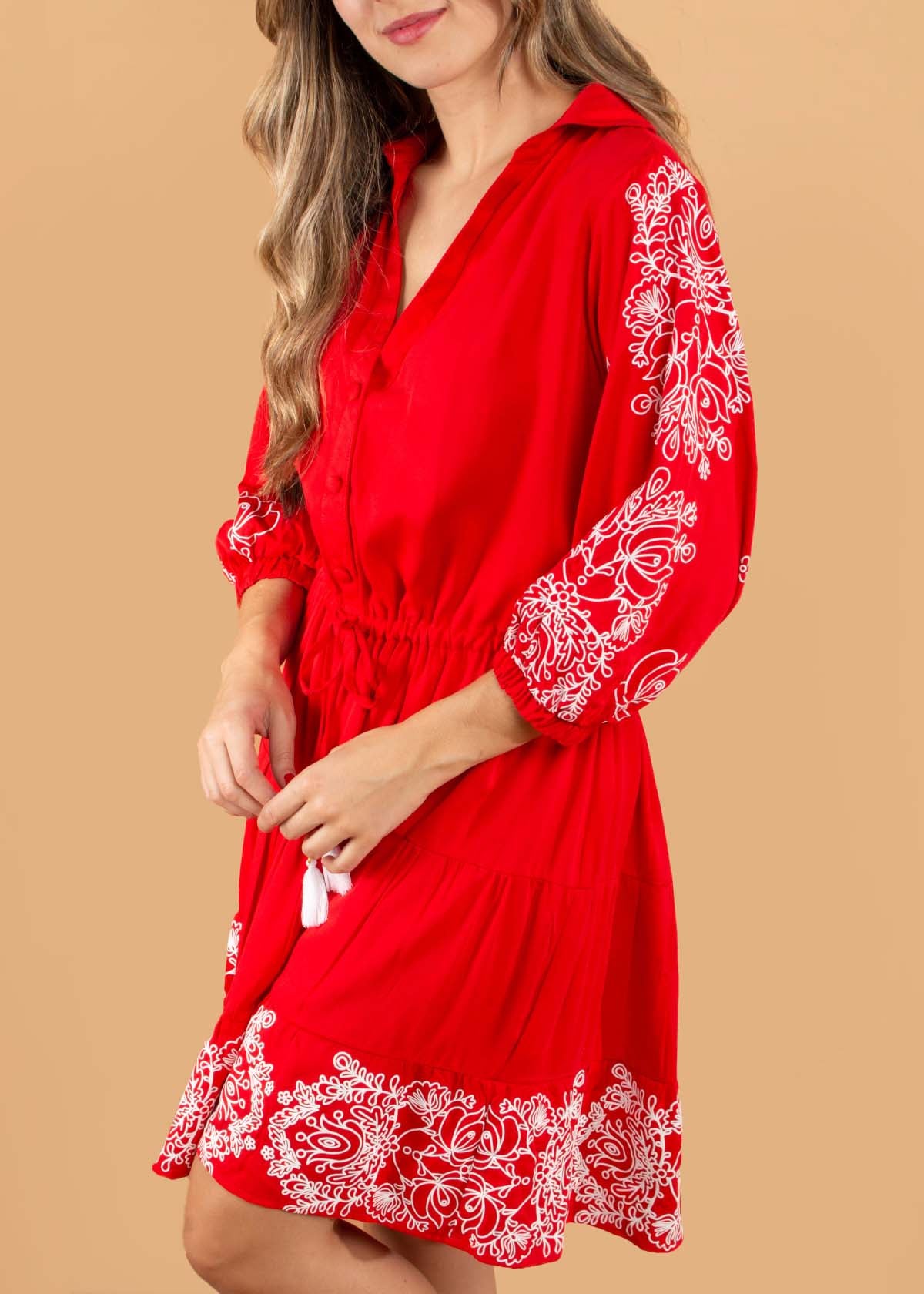 Vestido corto estilo bohemio color rojo con arabescos 104585