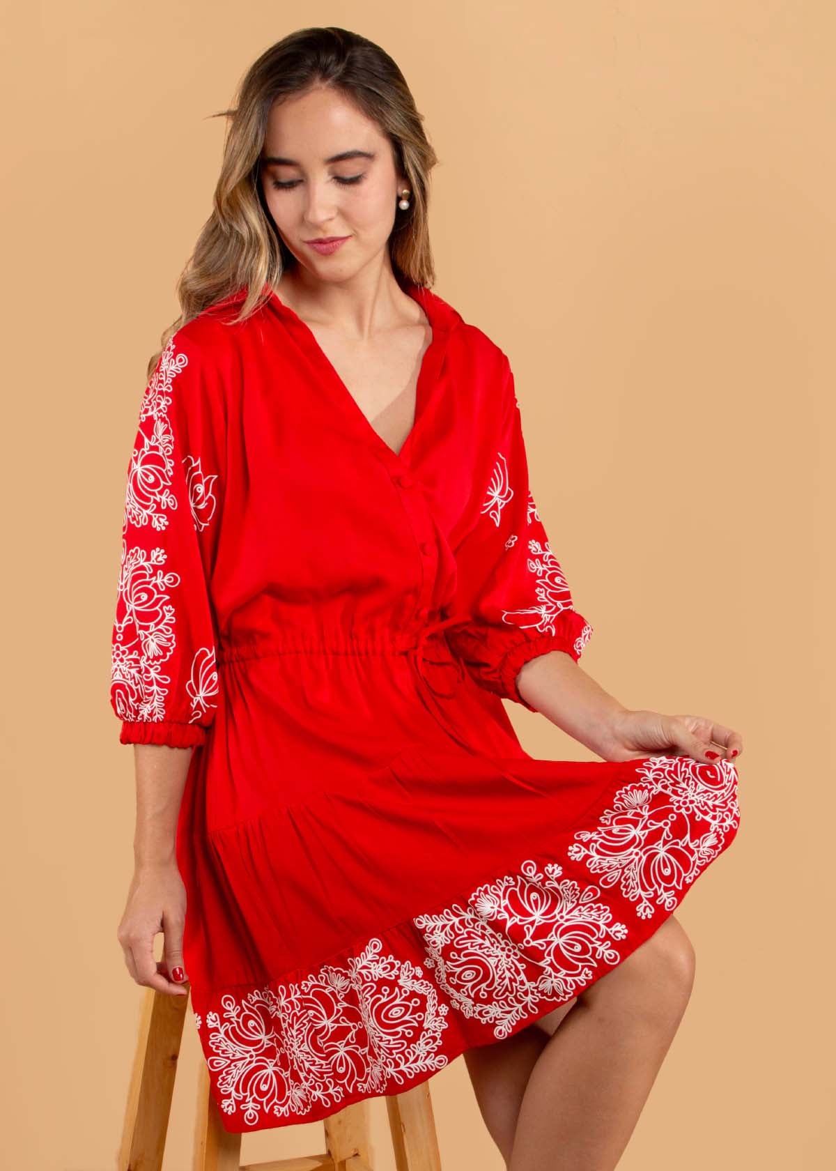 Vestido corto estilo bohemio color rojo con arabescos 104585