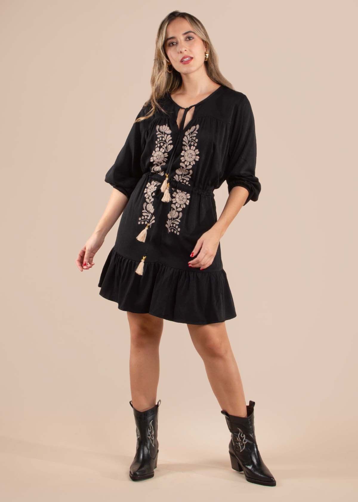 Vestido corto estilo boho color negro con flores 104590