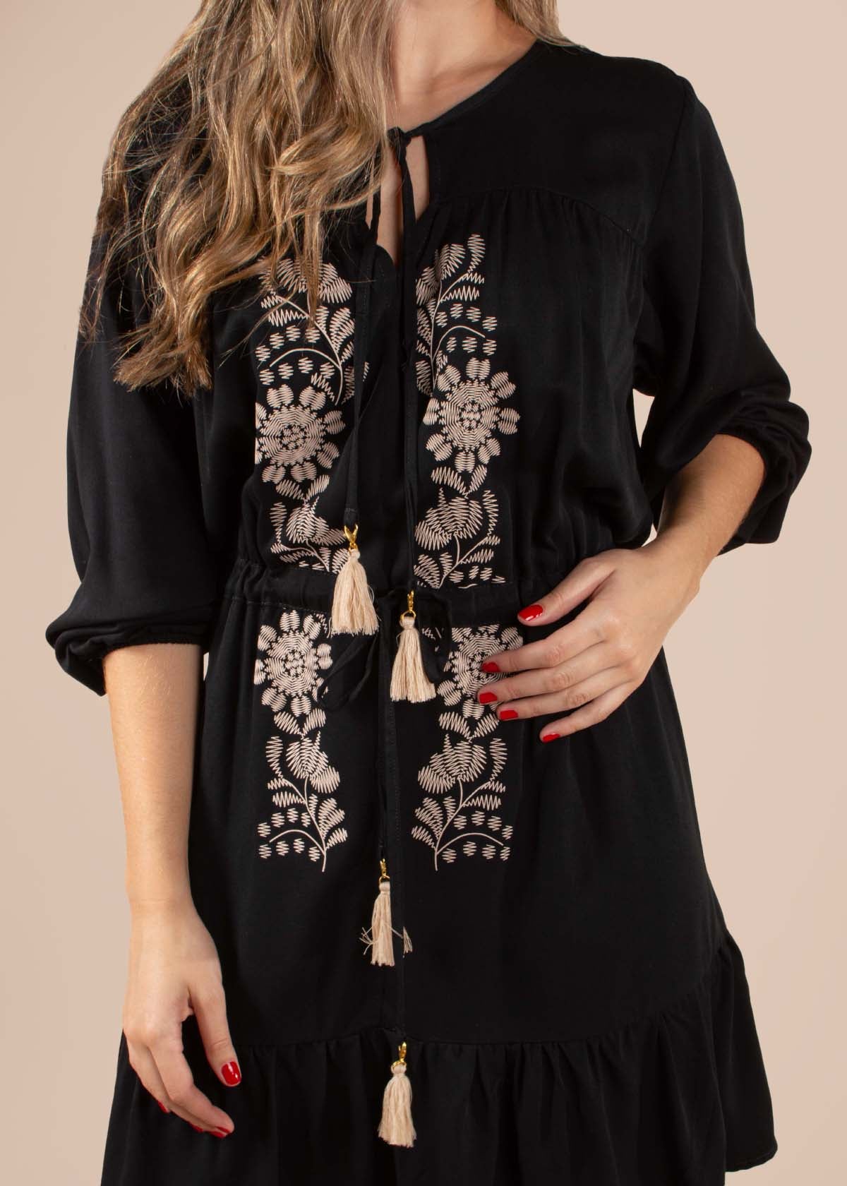 Vestido corto estilo boho color negro con flores 104590