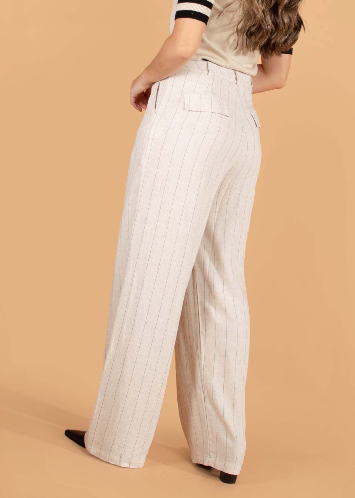 Pantalón color beige con líneas 104591