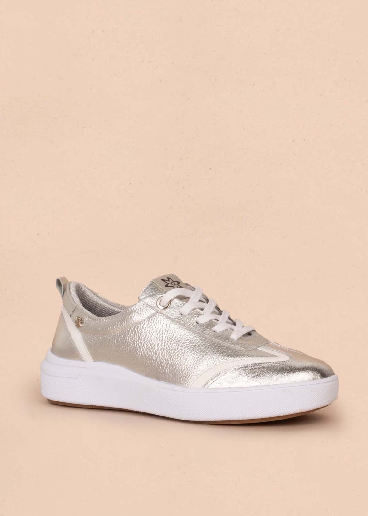 Tenis casuales en cuero color plata con folia 104594