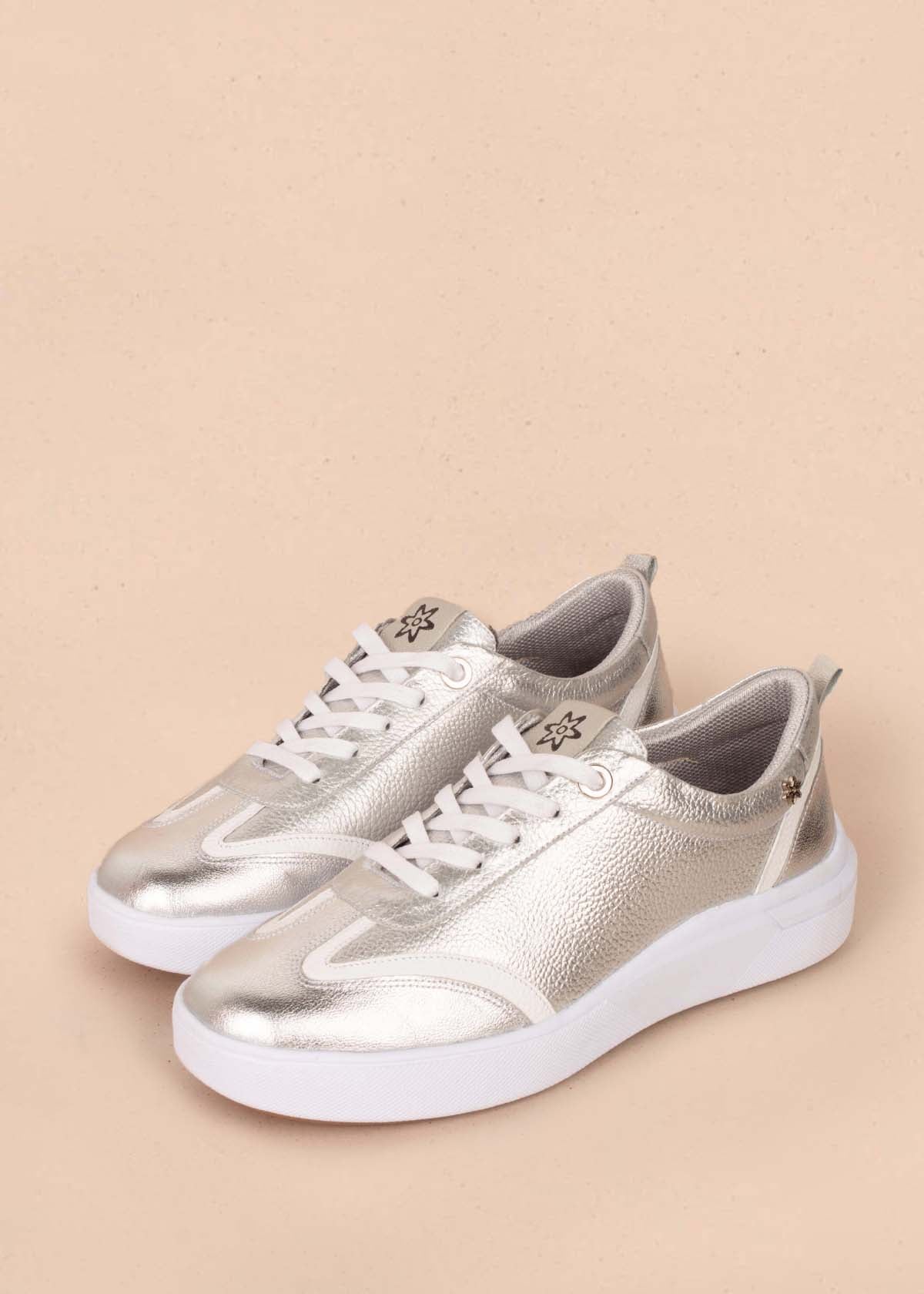 Tenis casuales en cuero color plata con folia 104594