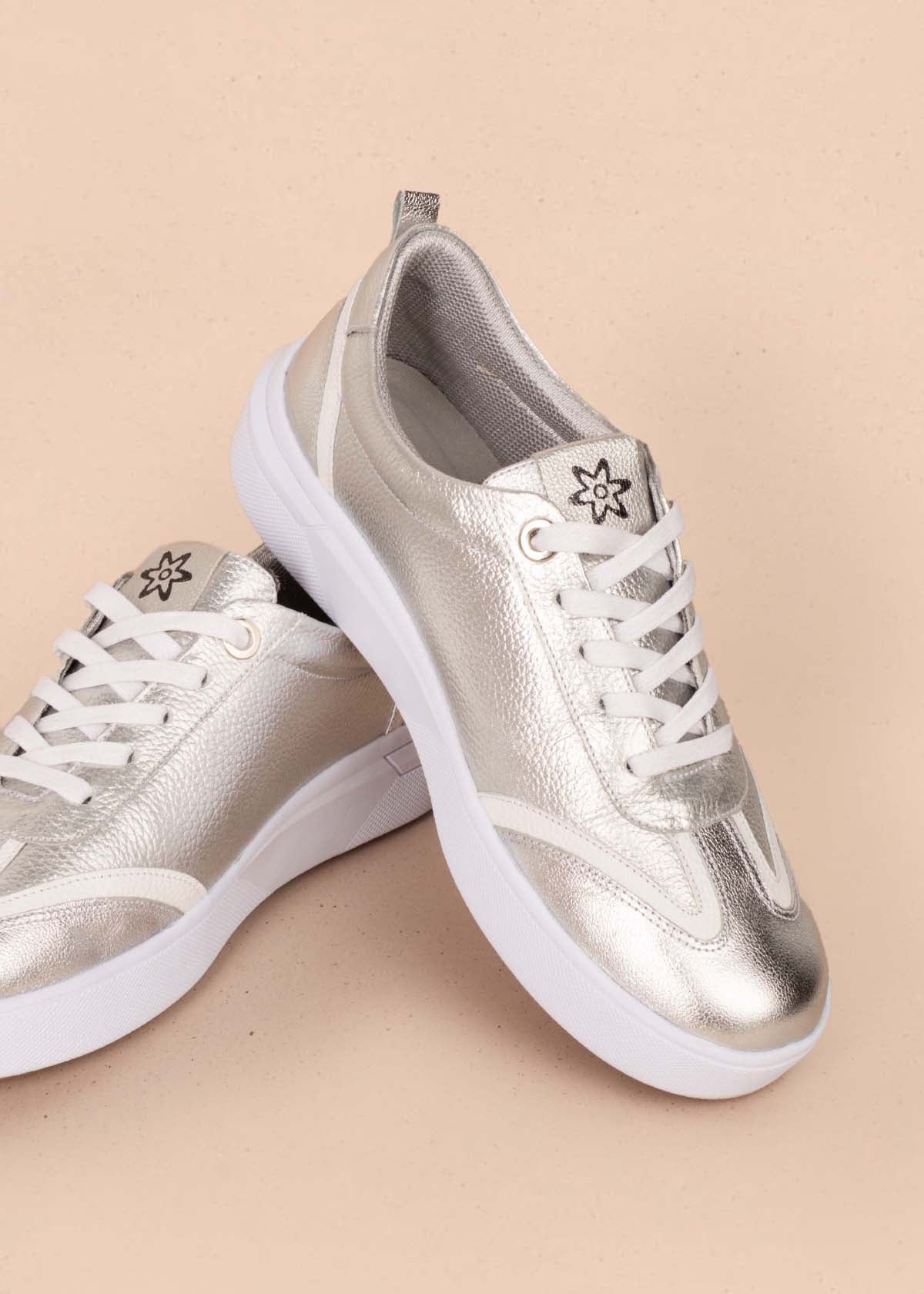 Tenis casuales en cuero color plata con folia 104594