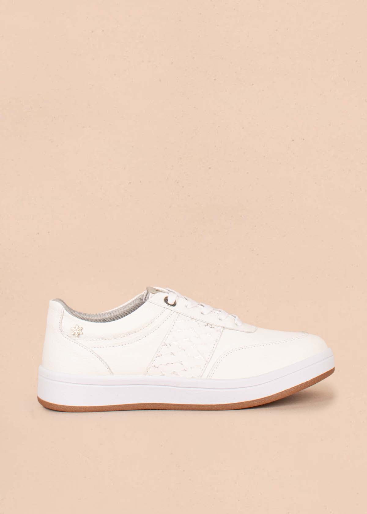 Tenis casuales en cuero color blanco con textura croco 104596